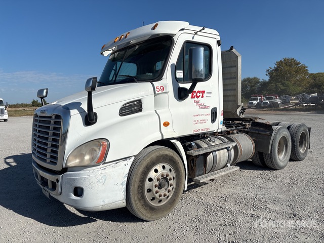 2015 Freightliner Cascadia 113 T/A Day Cab Truck Tractor