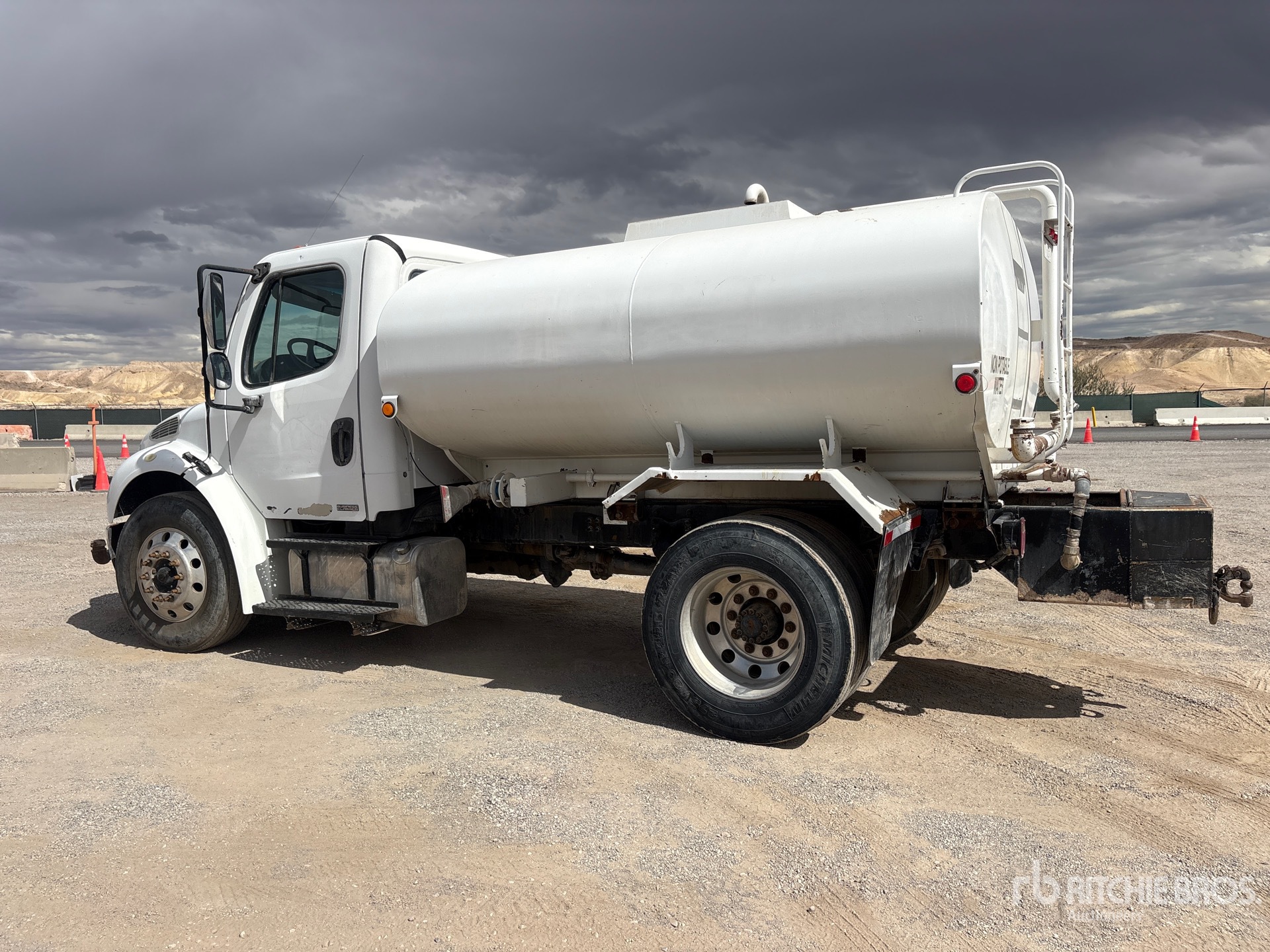 2006 Freightliner M2 106