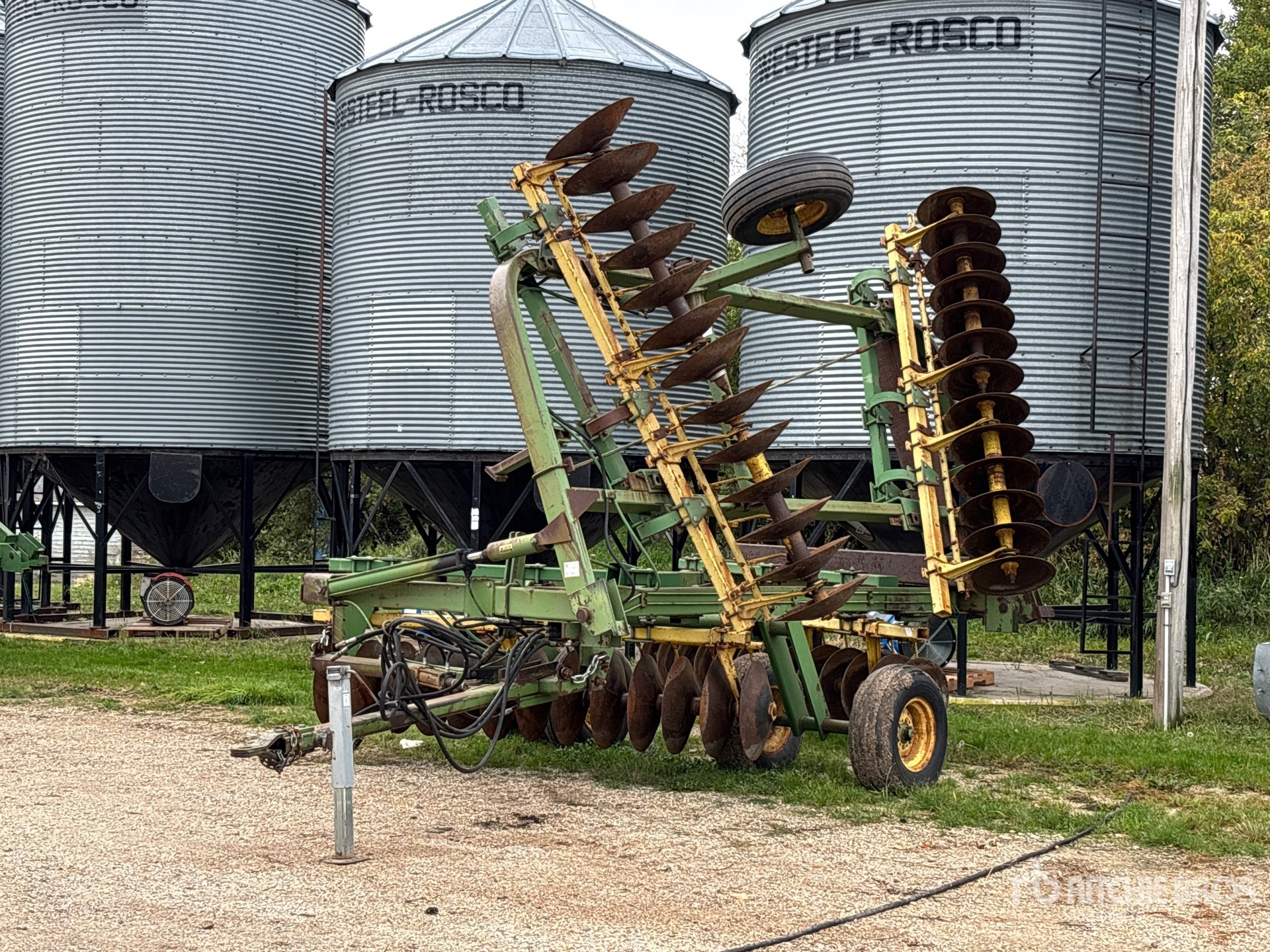 Photo of John Deere 220