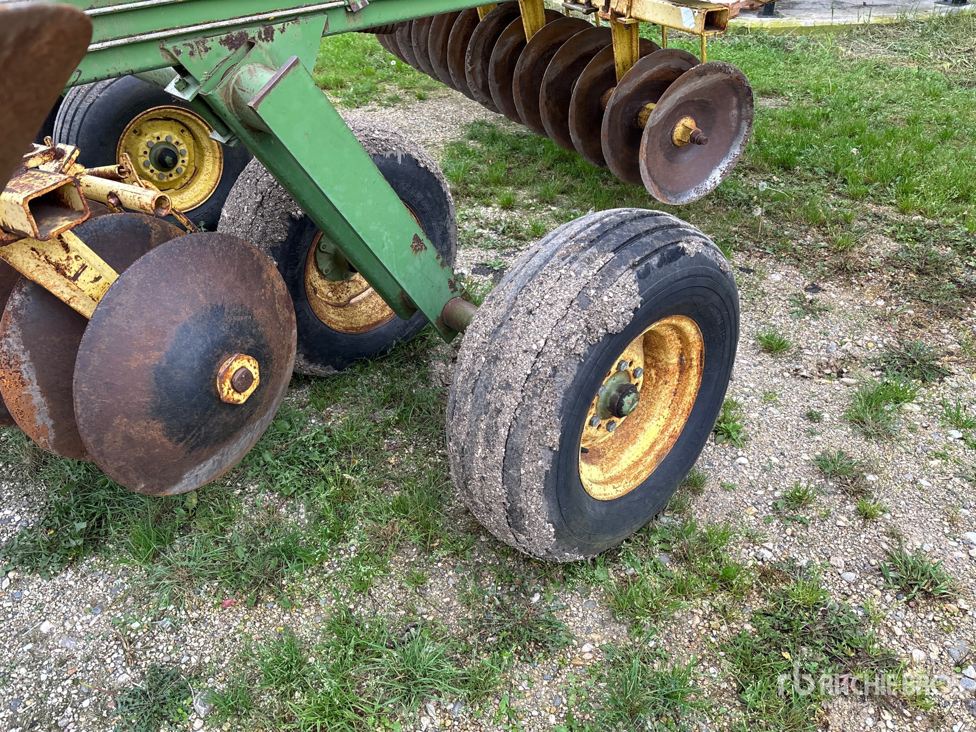 John Deere 220