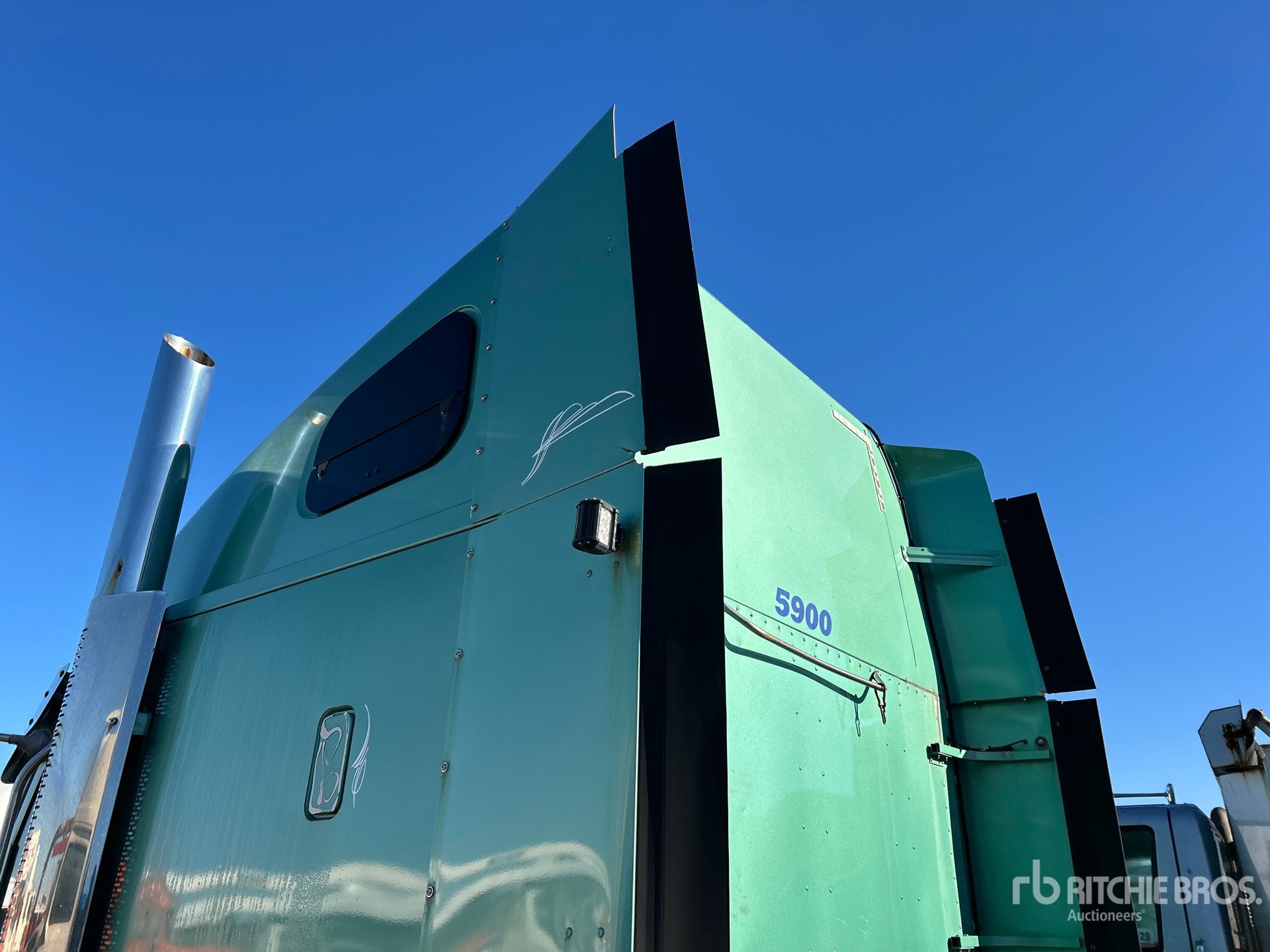 2015 Freightliner Coronado 132