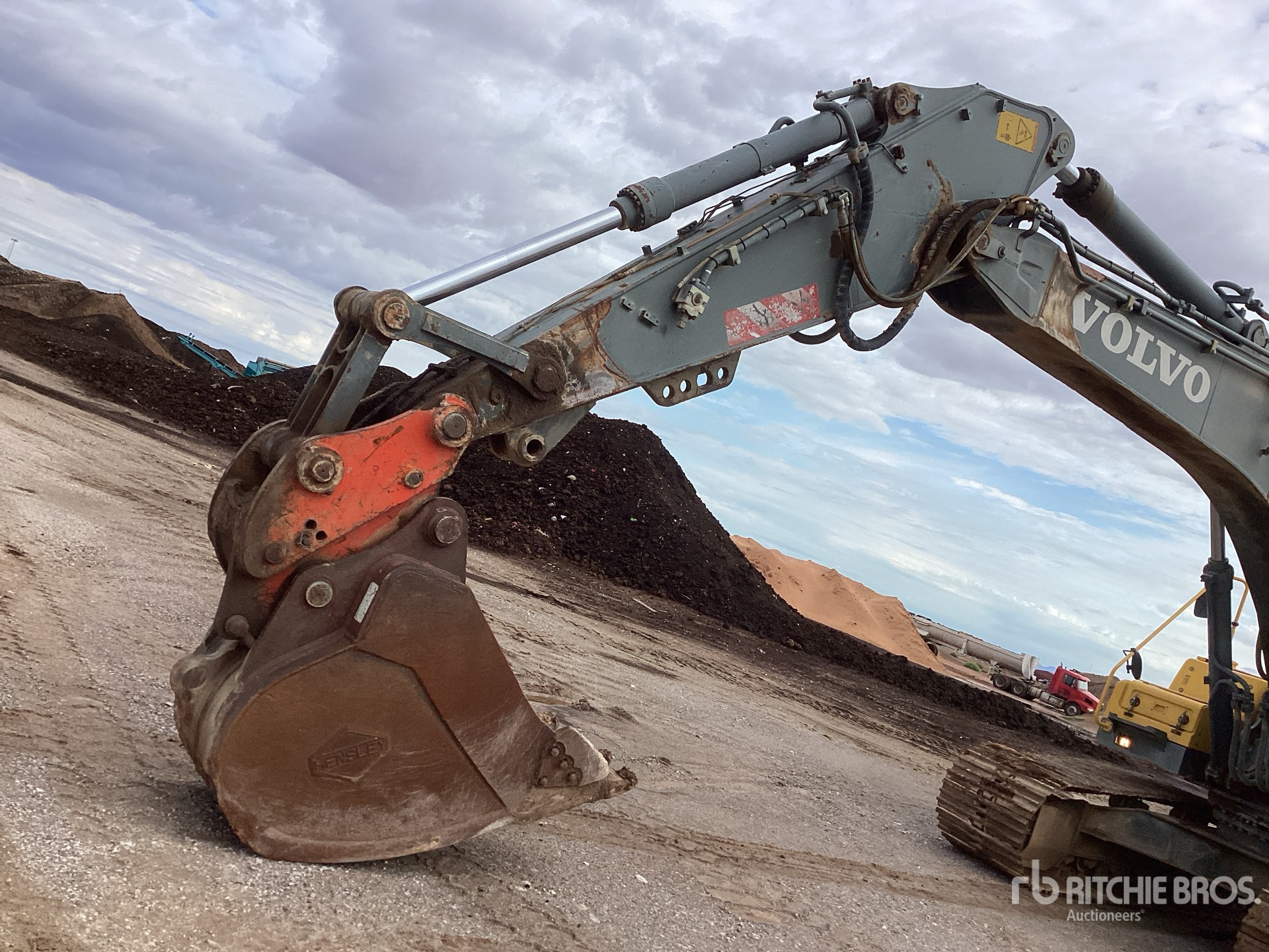 2002 Volvo EC330B LC