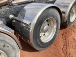4 dessous de caisse - Camion with Pneus de traction avant droite
