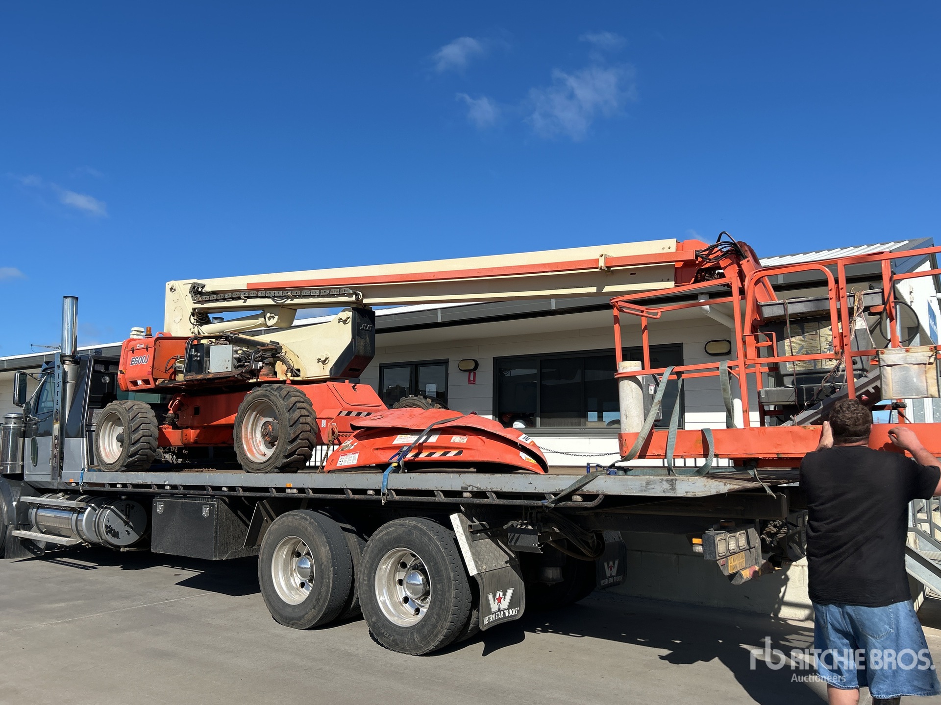Photo of JLG E600J