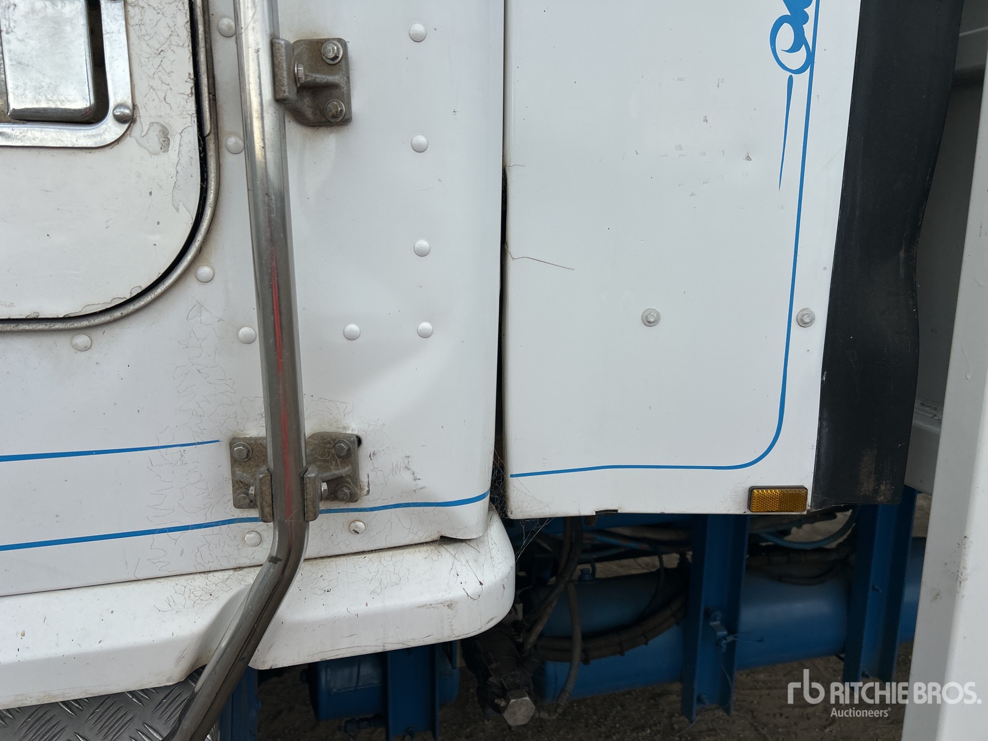 2004 Kenworth K104