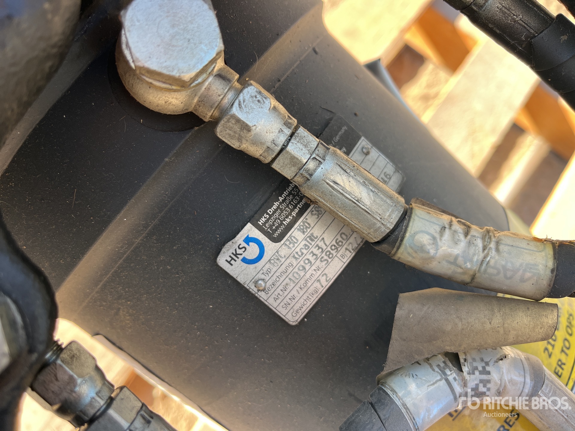 Miller HYDRAULIC TILTING EXCAVATOR (UN ...