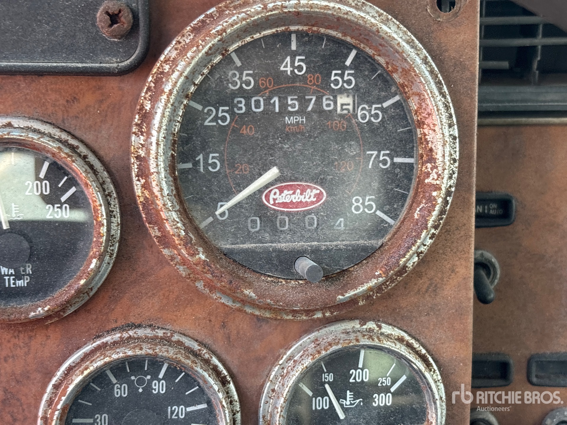2009 Peterbilt 335