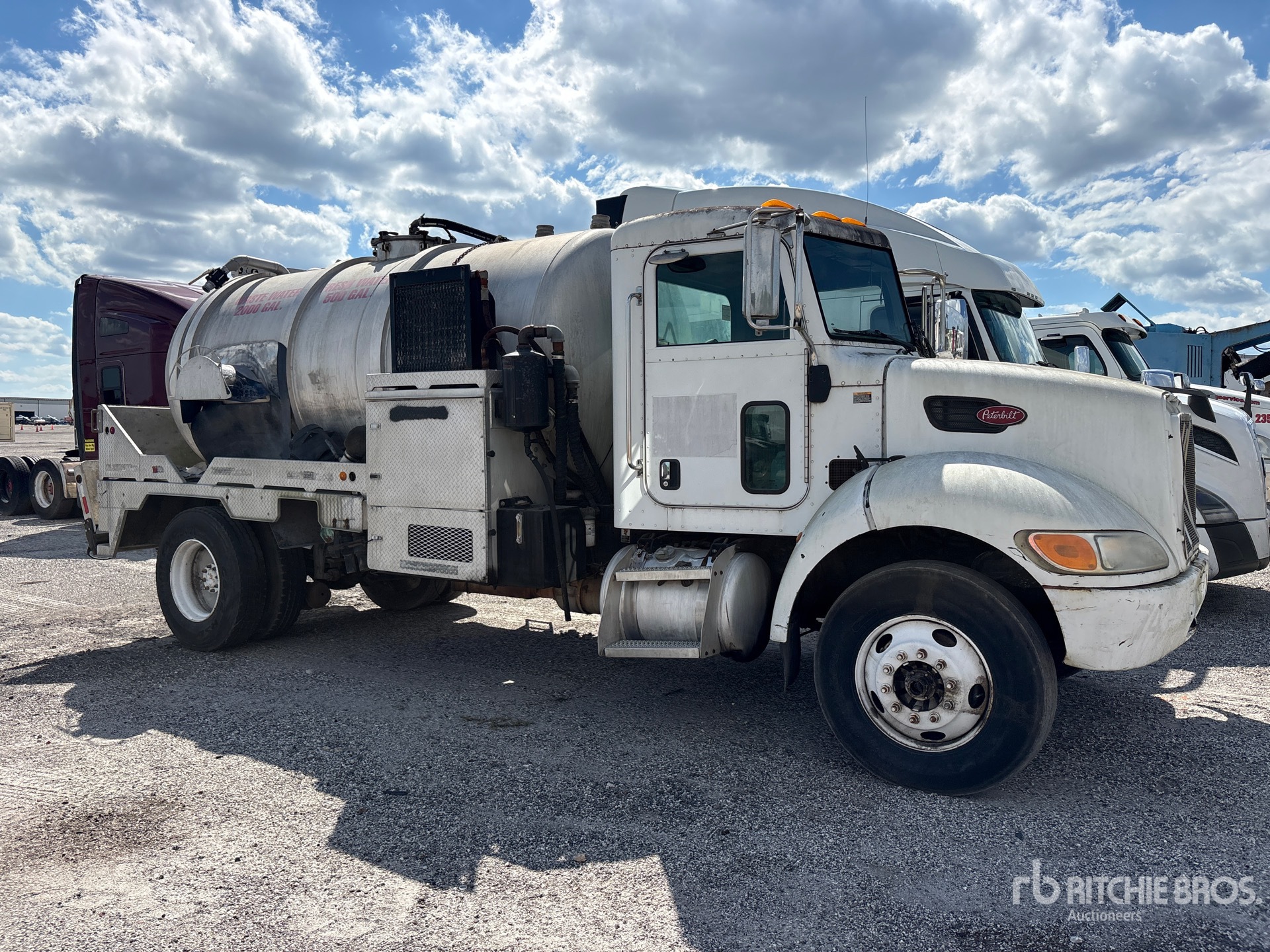 2009 Peterbilt 335