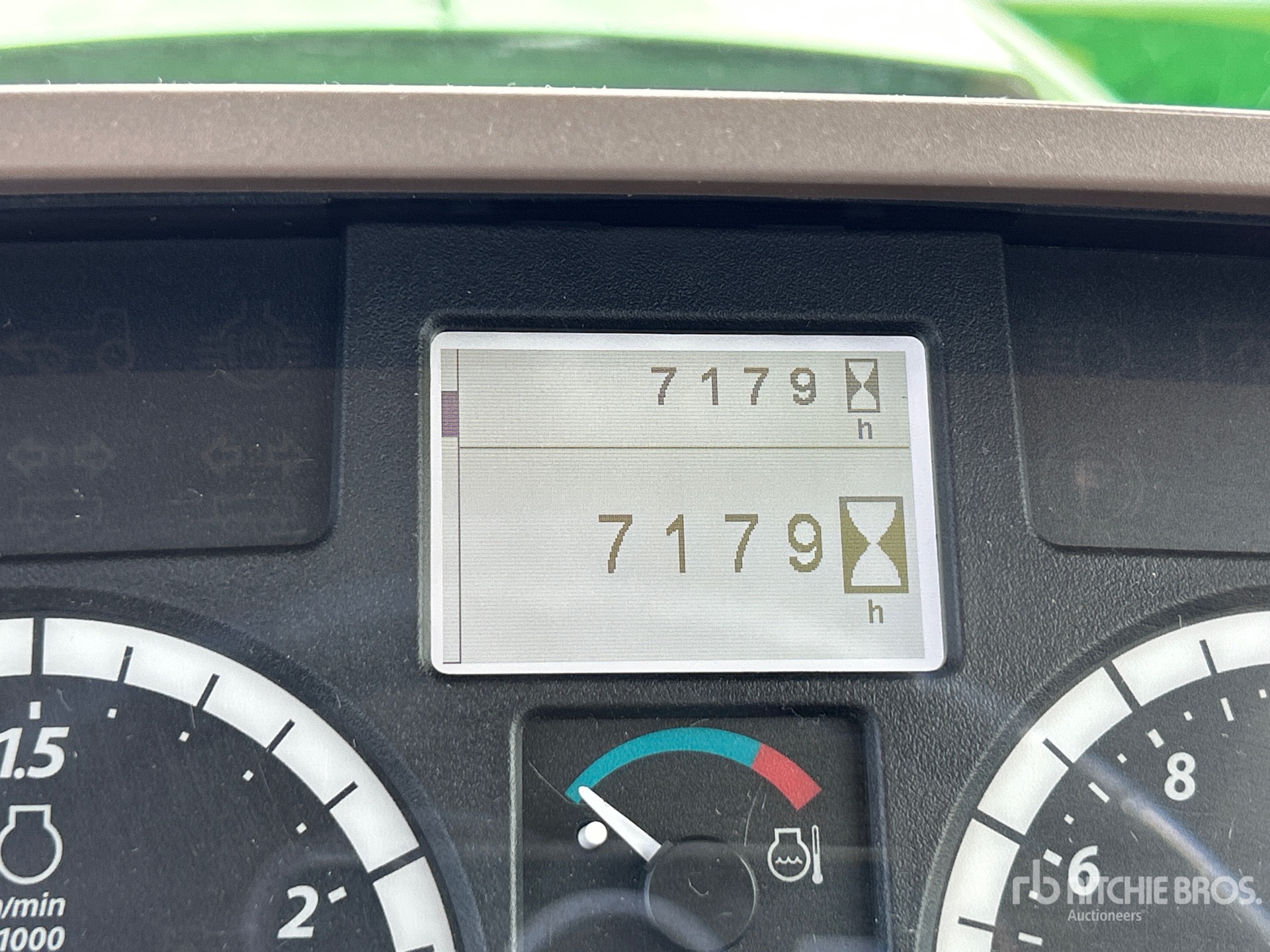 2015 John Deere 6170M