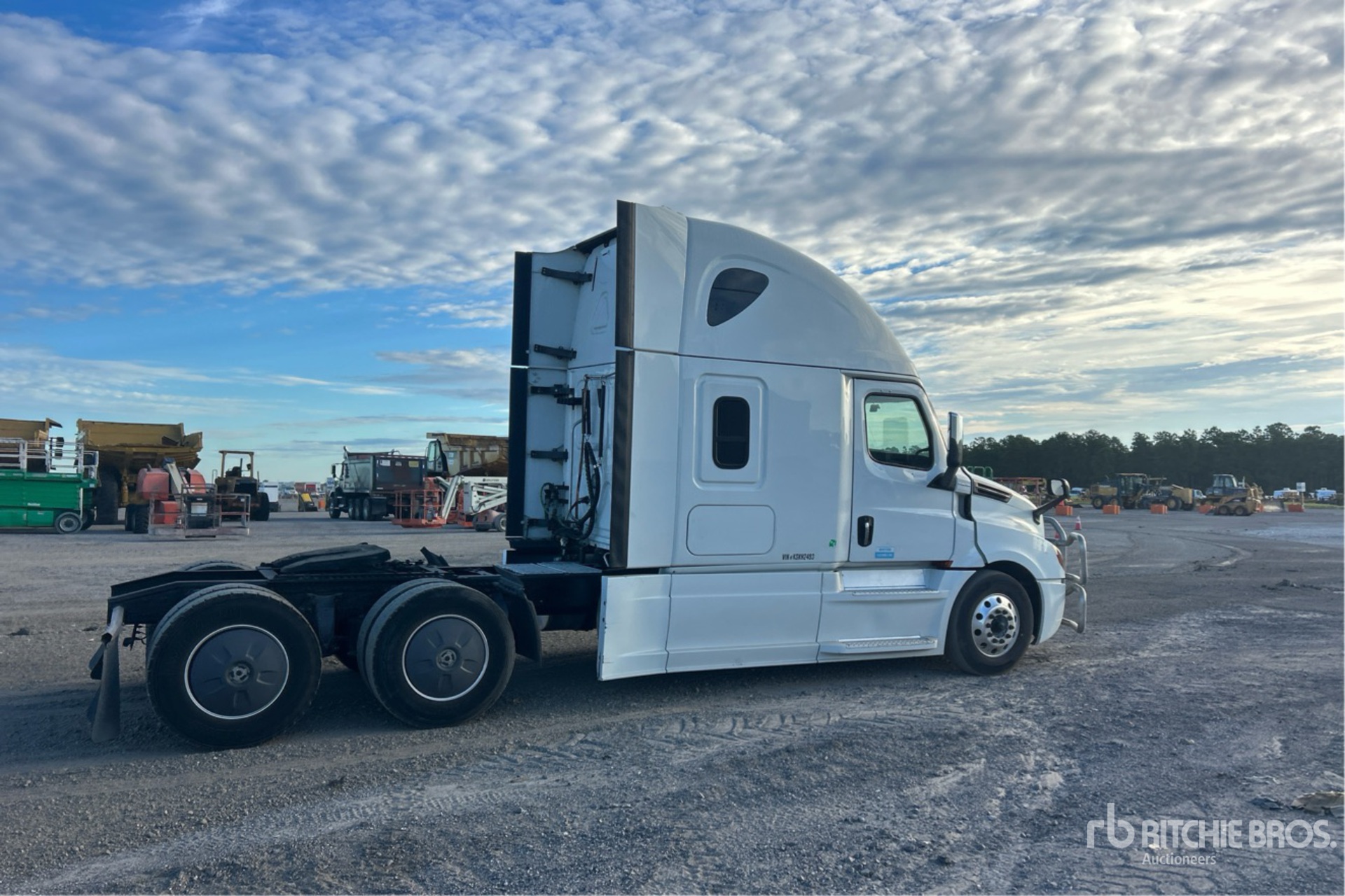 2019 Freightliner CASCADIA 126