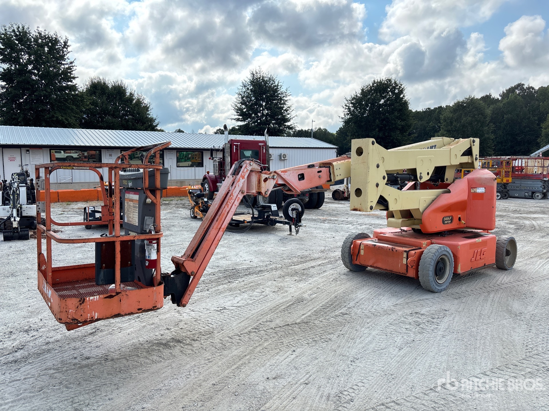 Photo of 2011 JLG E400NAJP