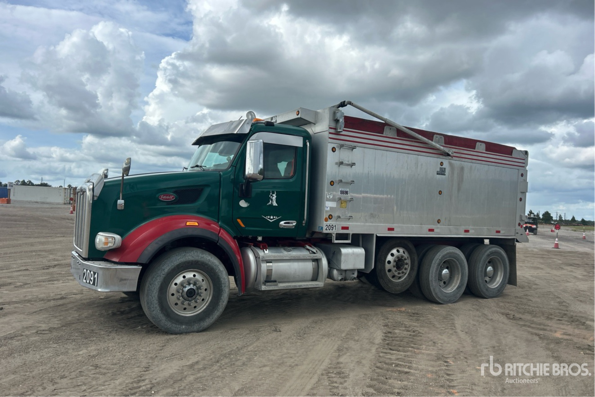 Photo of 2017 Peterbilt 567