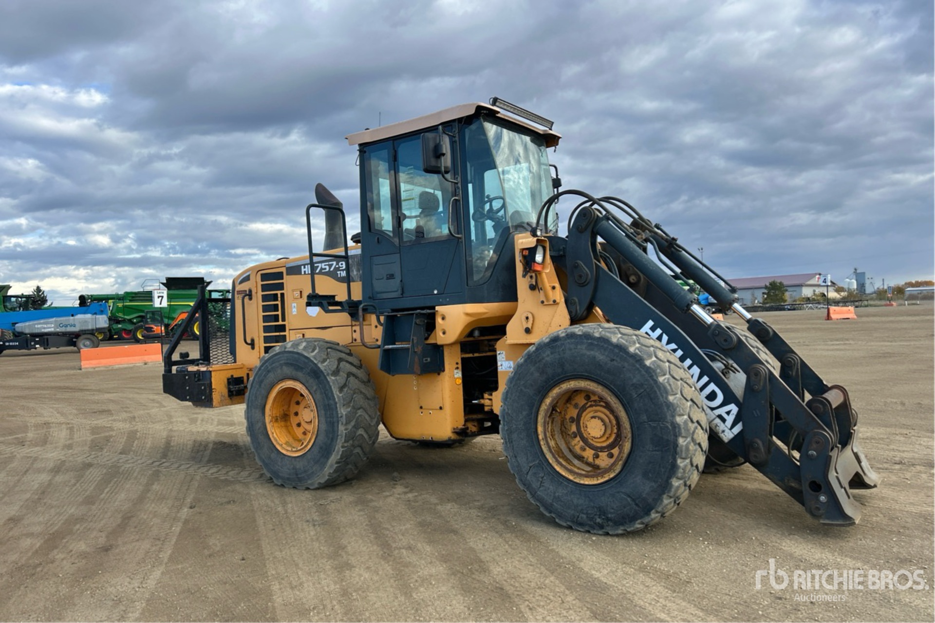 2013 Hyundai HL757TM9