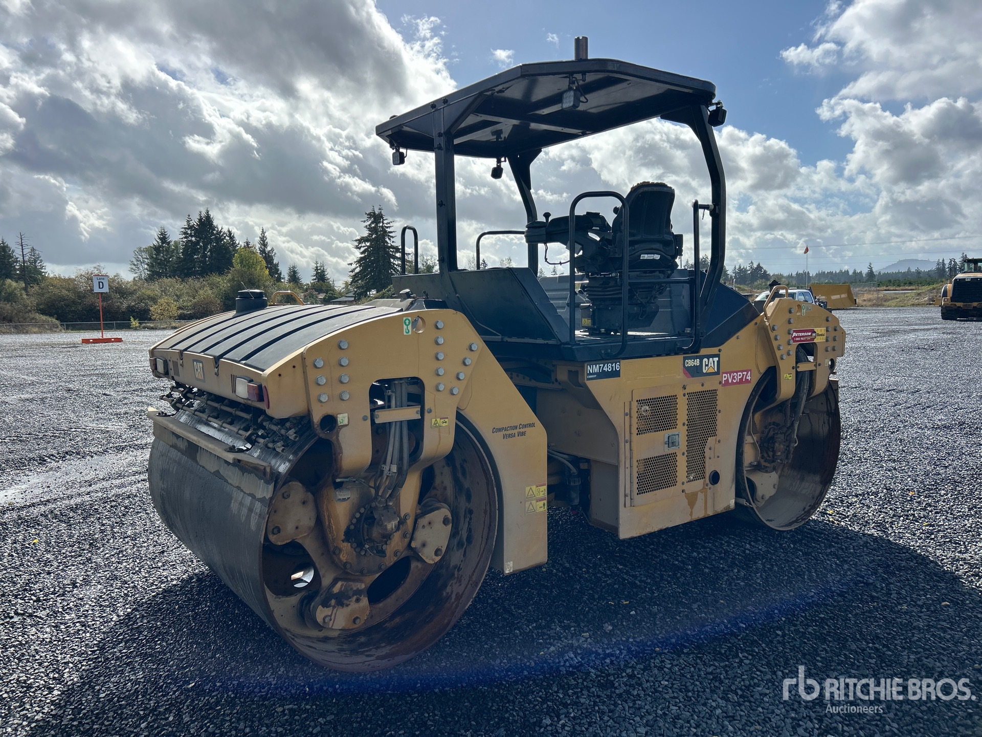 2017 Caterpillar CB64B