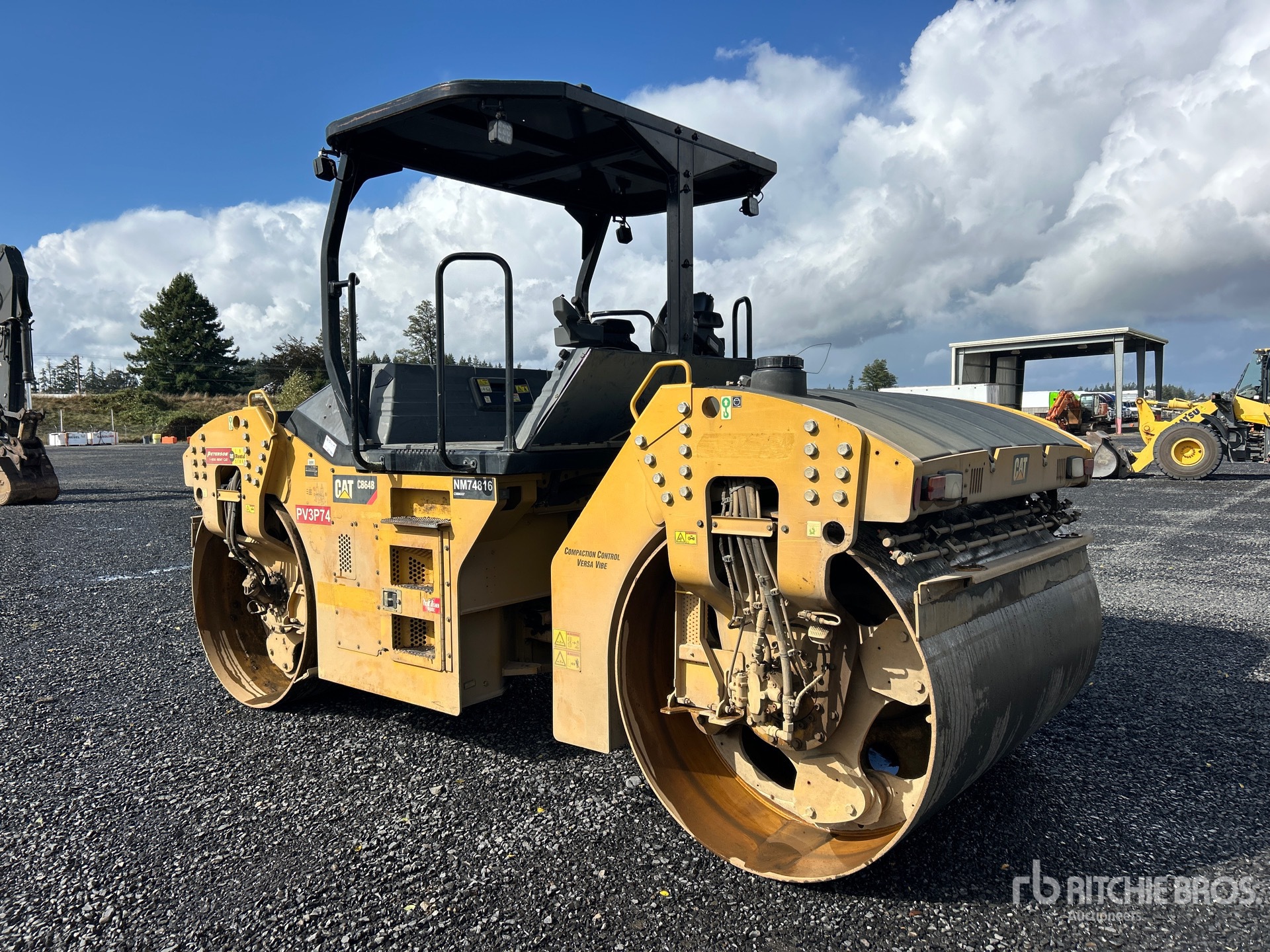 2017 Caterpillar CB64B