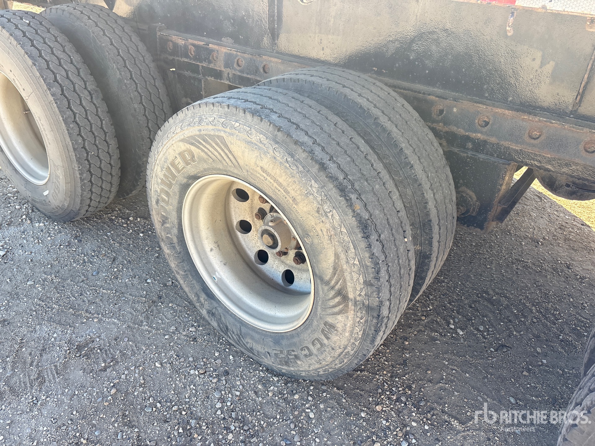 2000 J C Trailers 53 ft Tri/A