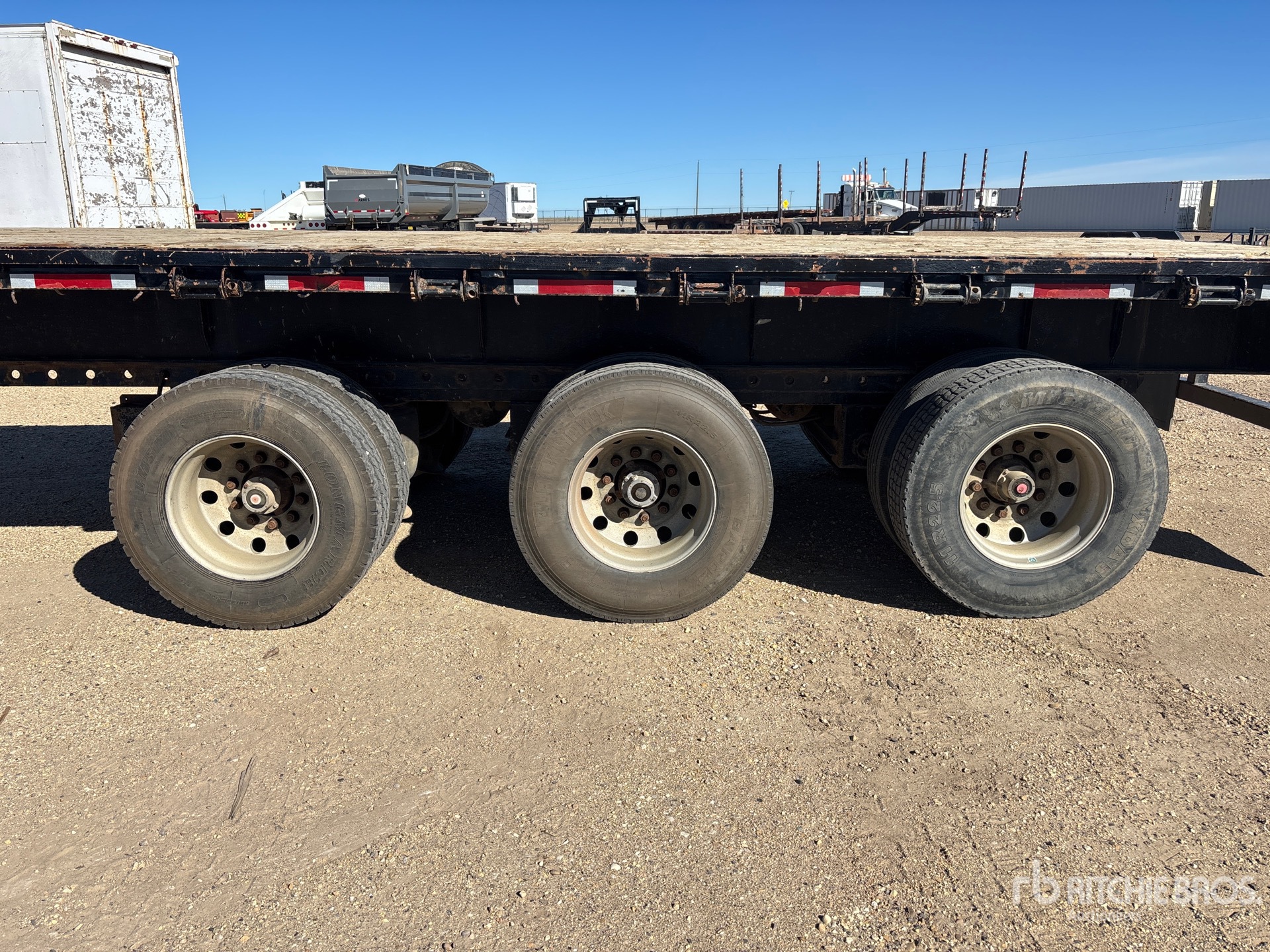 2000 J C Trailers 53 ft Tri/A