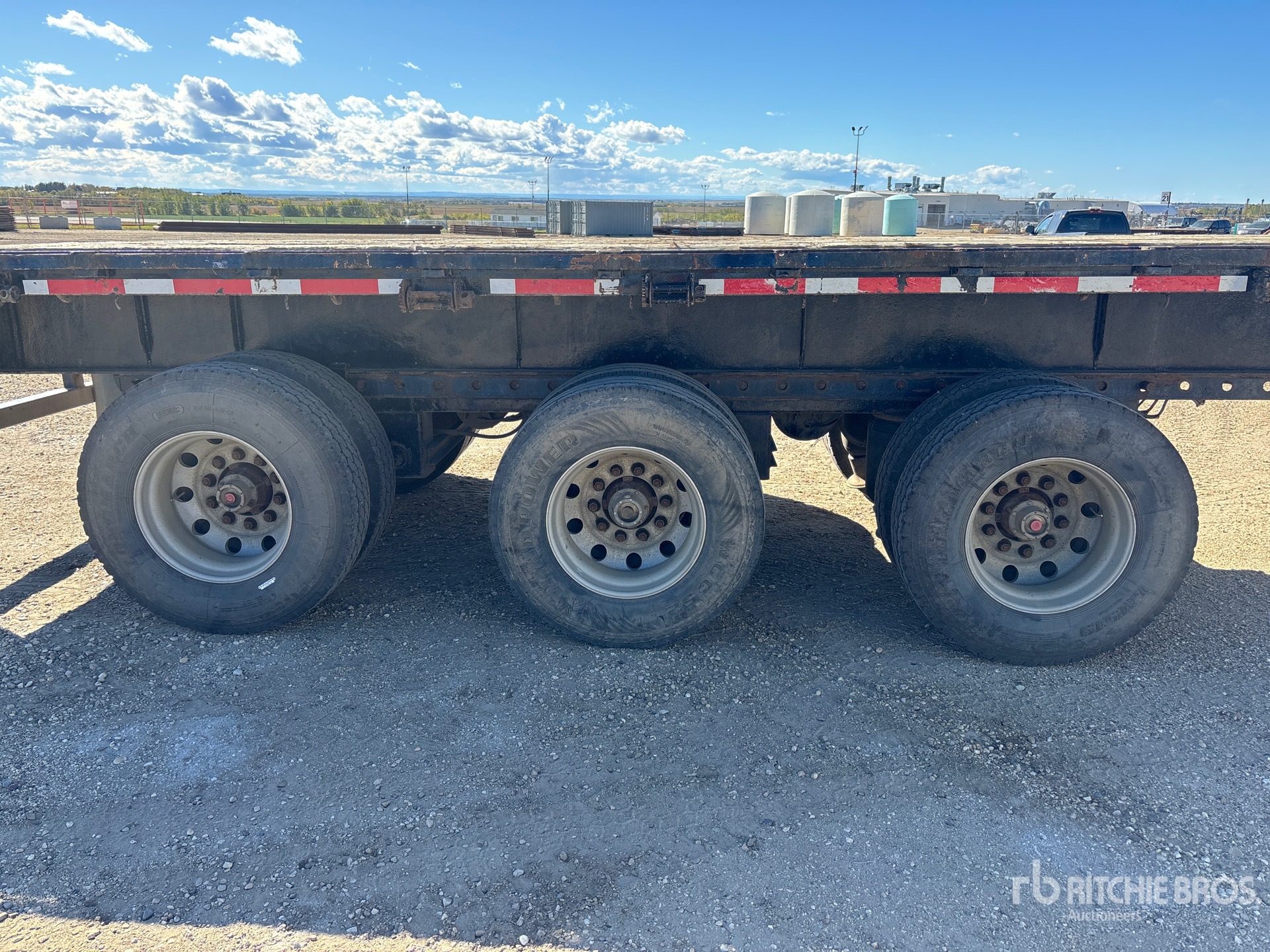 2000 J C Trailers 53 ft Tri/A