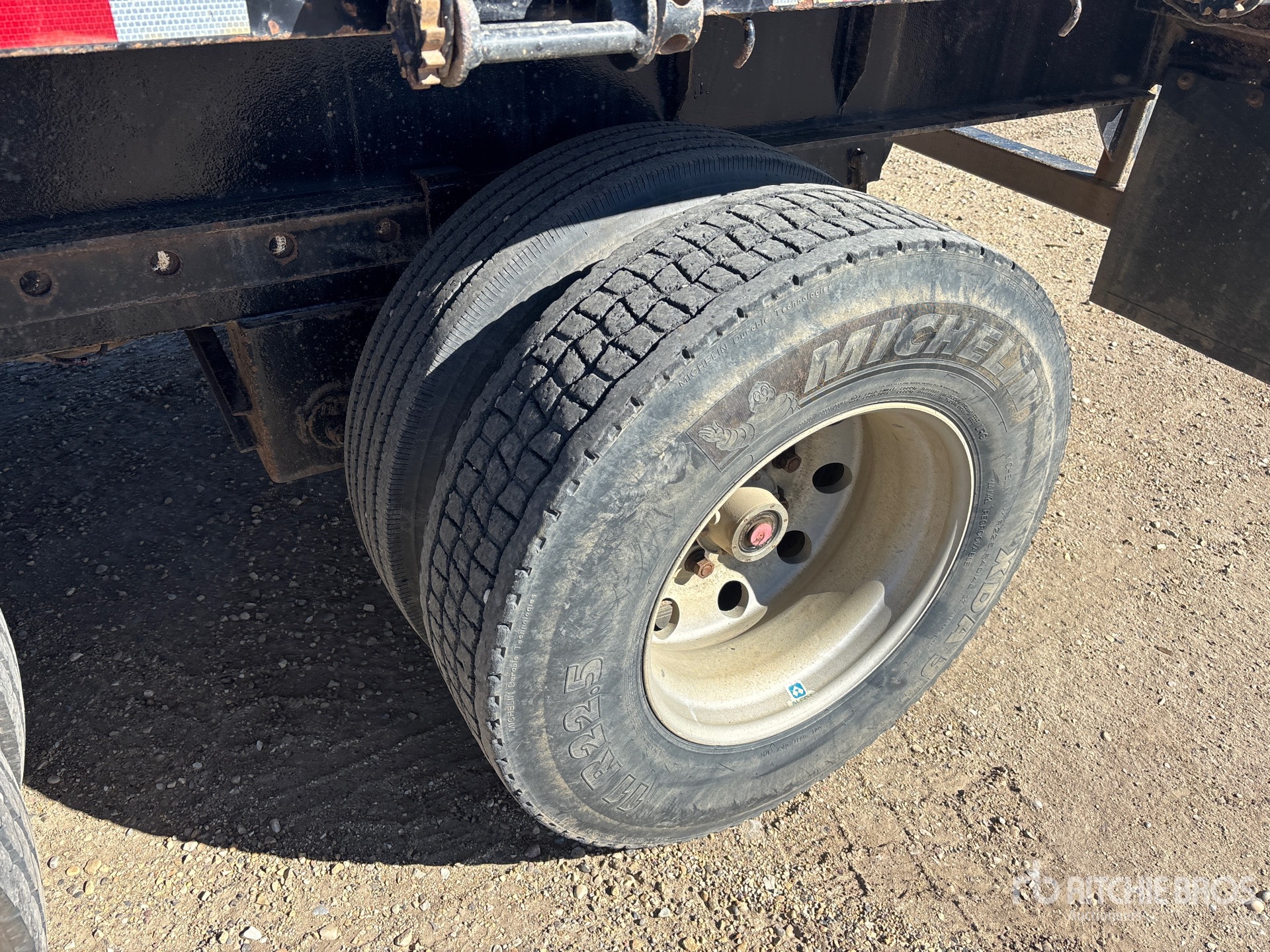 2000 J C Trailers 53 ft Tri/A