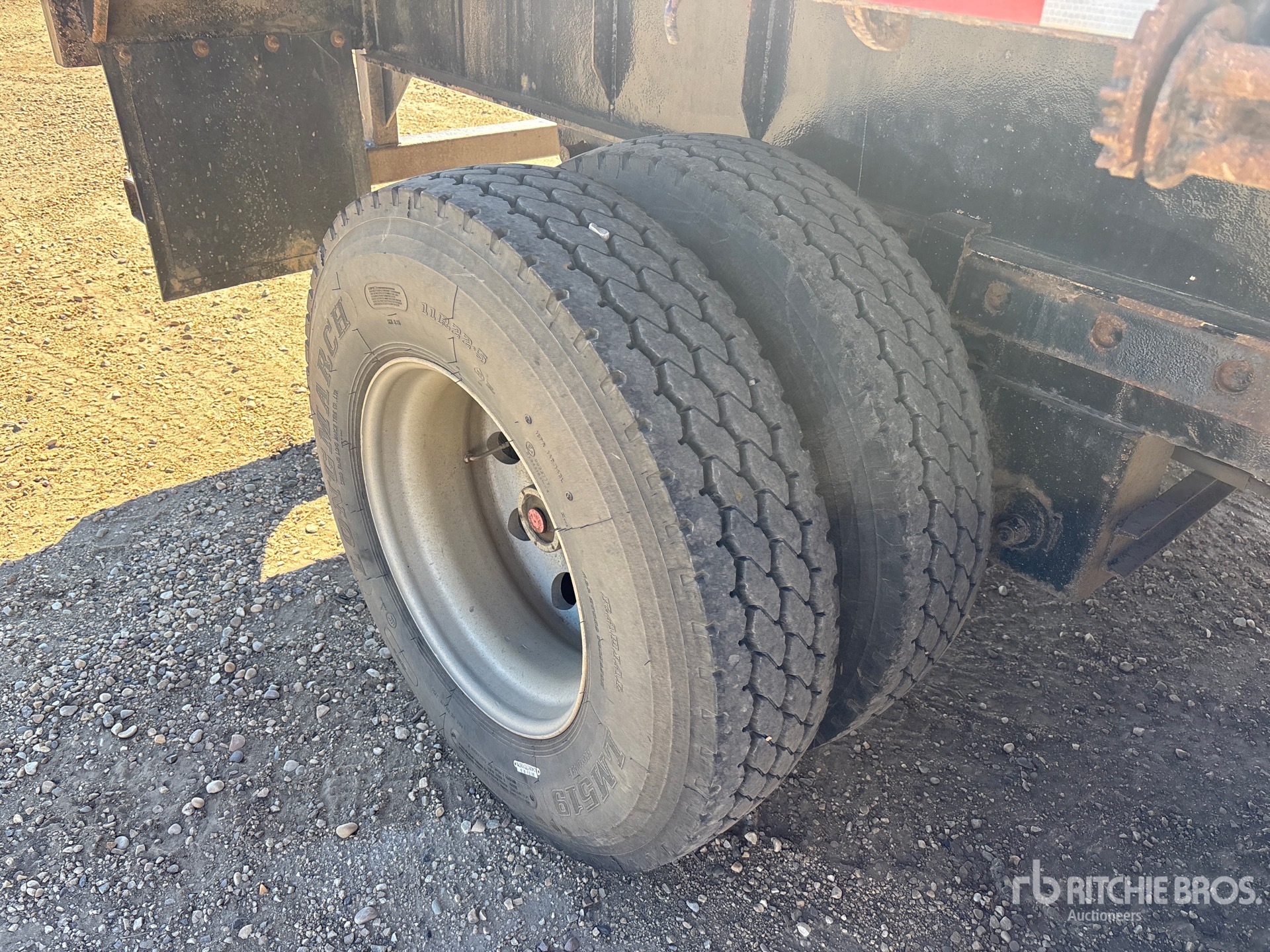 2000 J C Trailers 53 ft Tri/A
