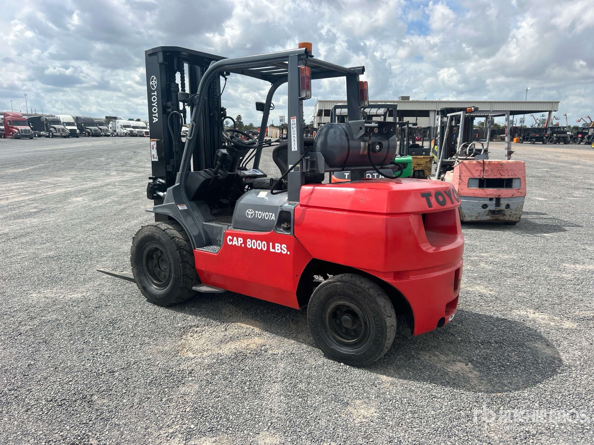 Toyota 8000 LB PNEUMATIC TIRE