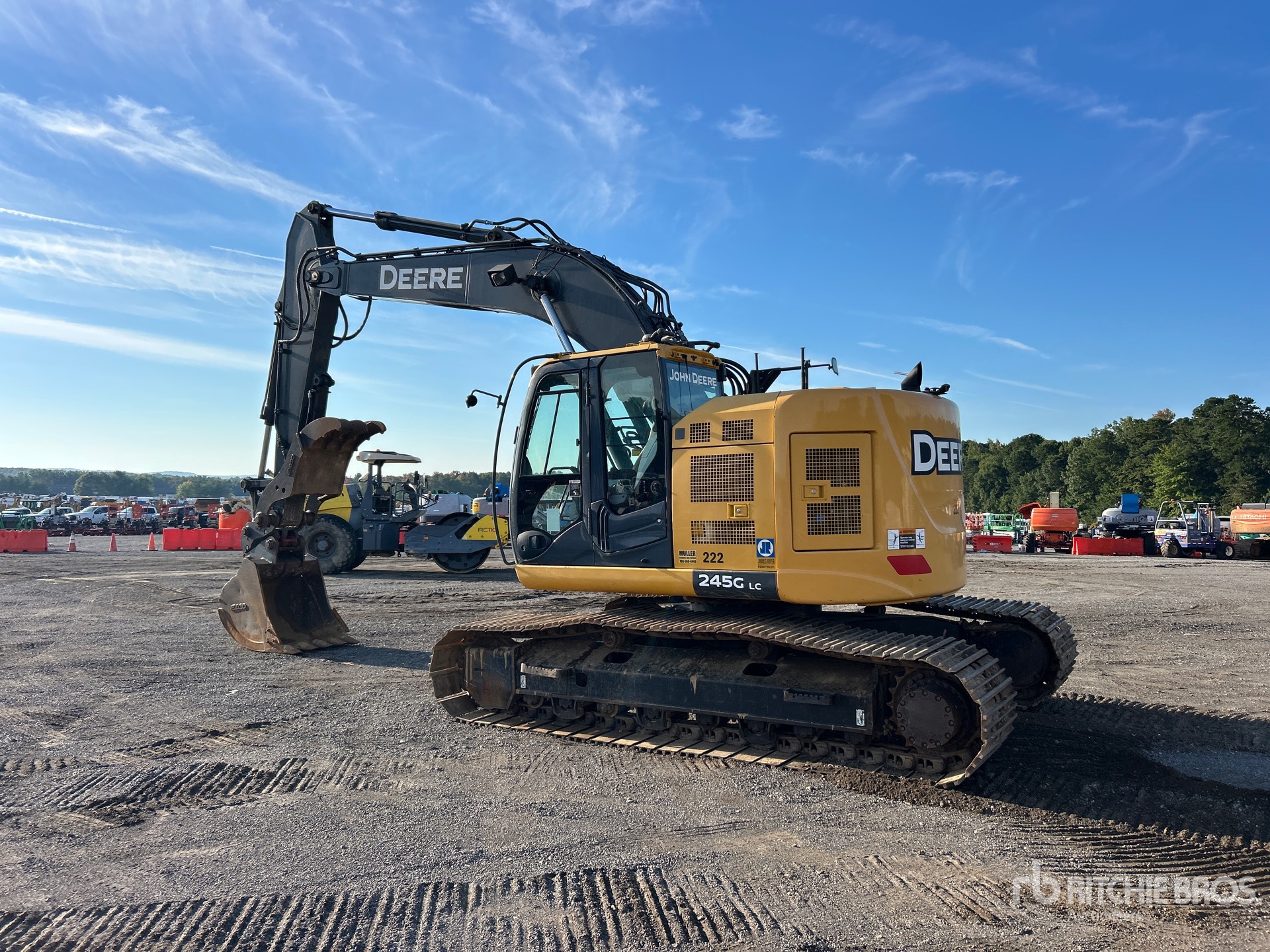 2020 John Deere 245G LC