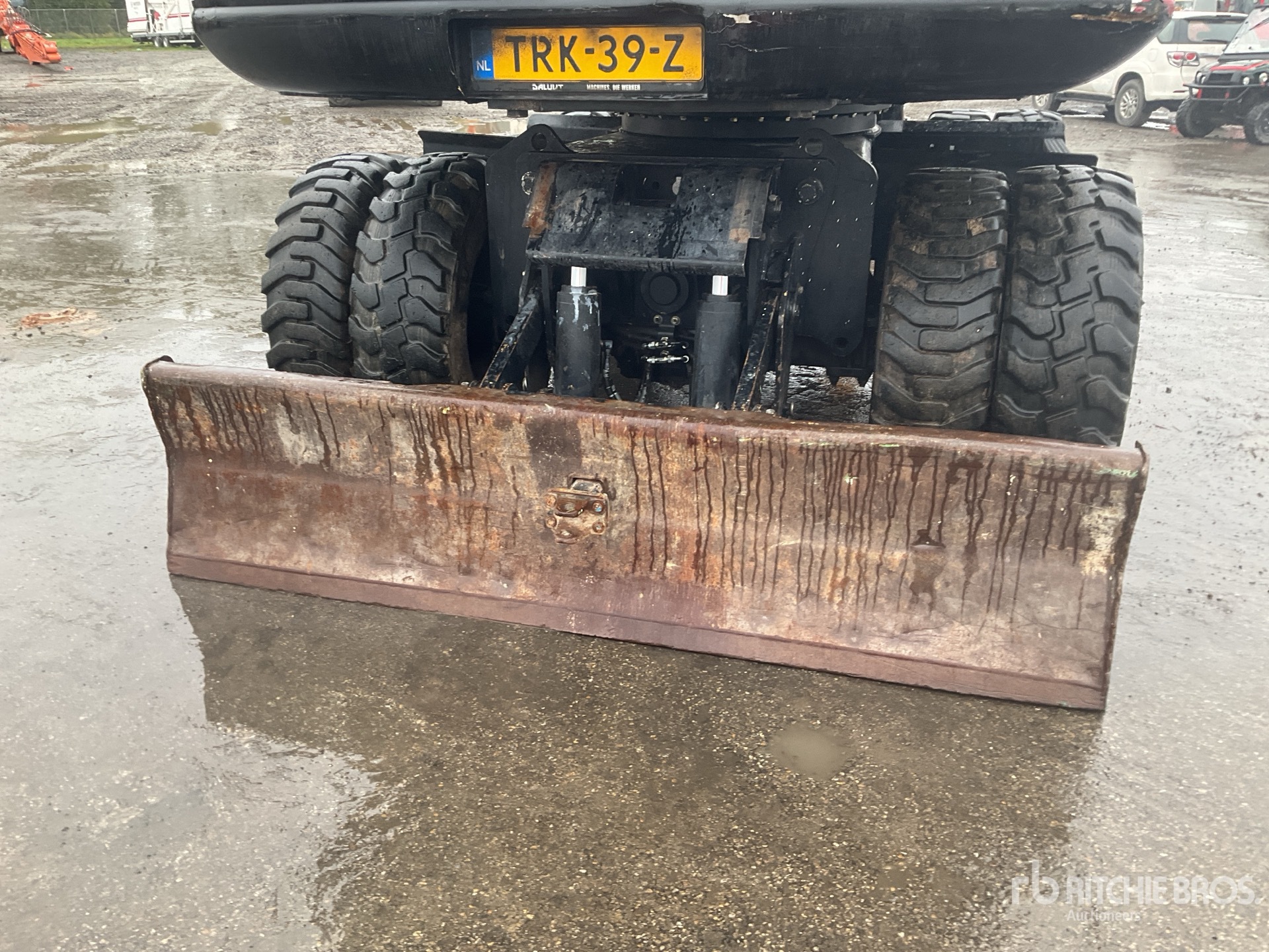 2017 JCB JS145W+