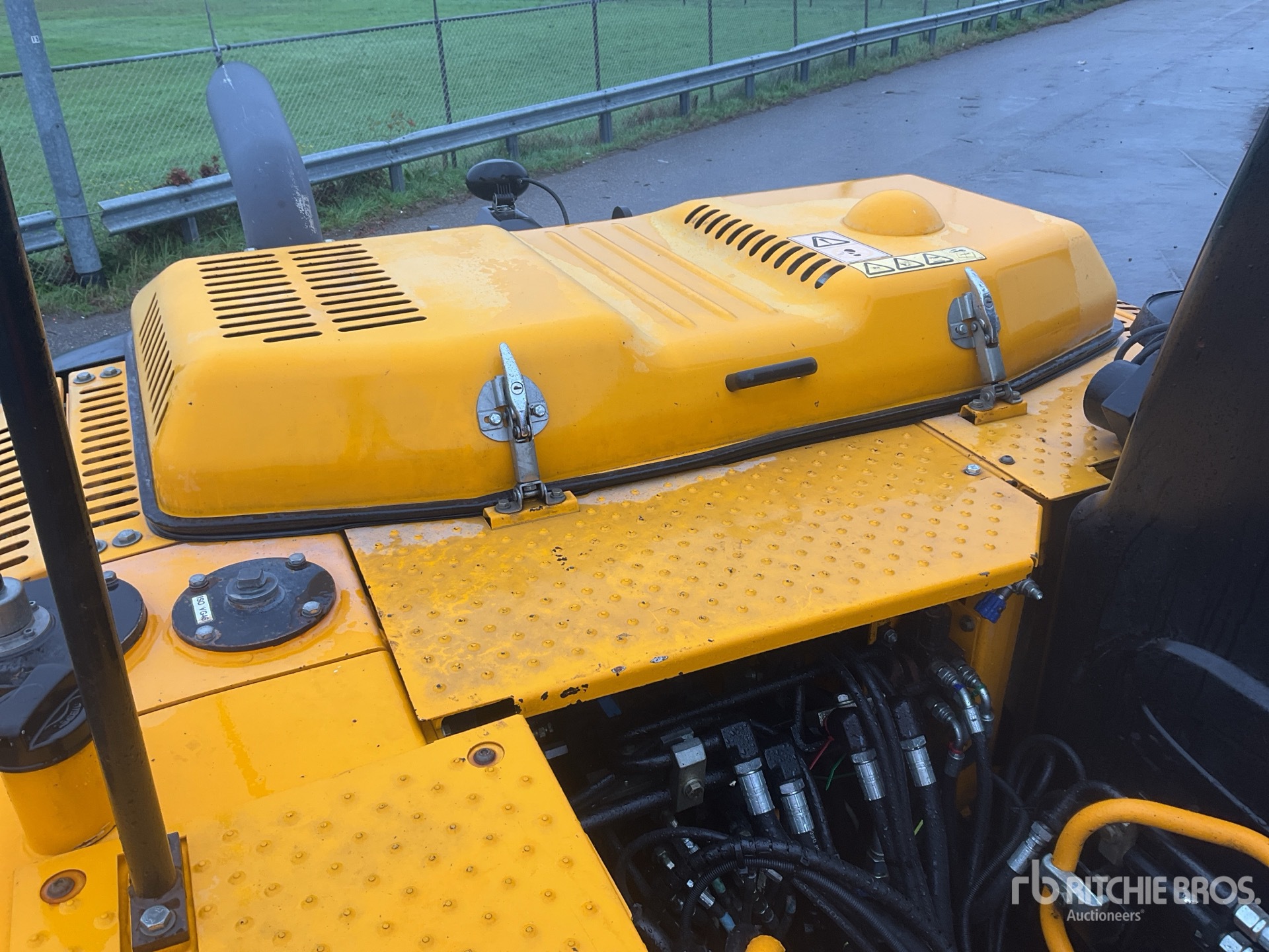 2017 JCB JS145W+