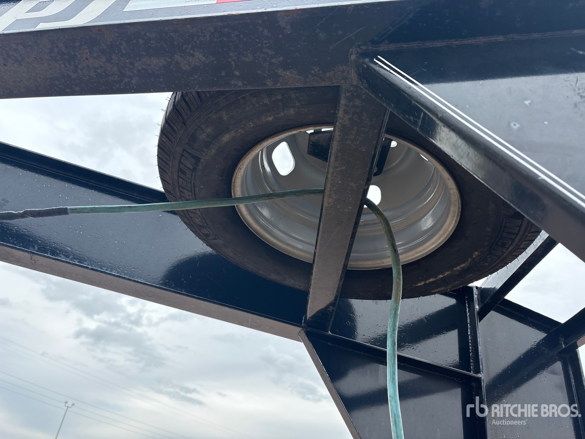 2022 Pj Trailers 28 ft