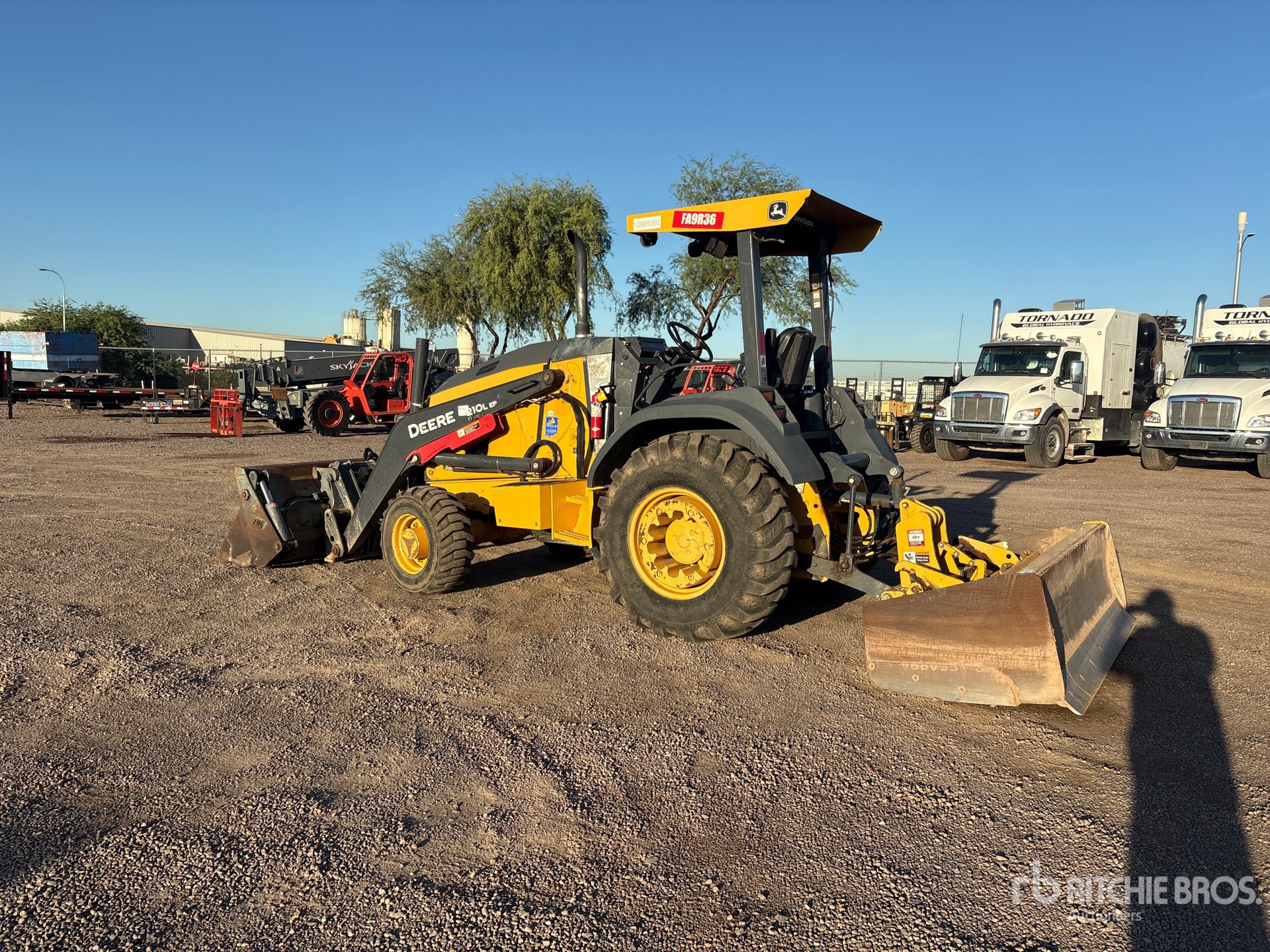 2019 John Deere 210L EP