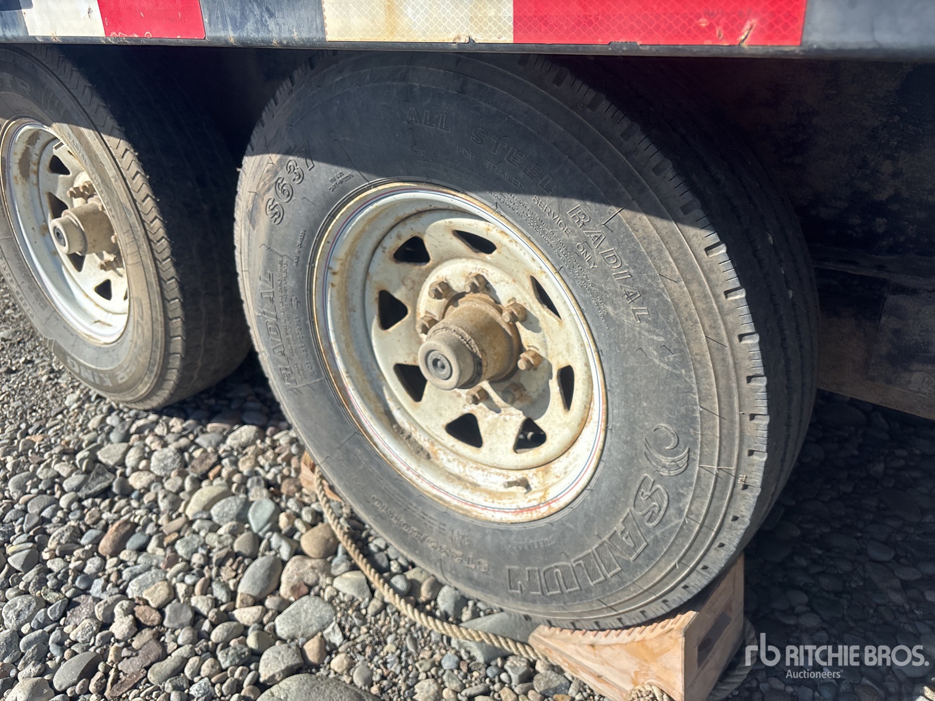 2009 Pj Trailers 29 ft Tri/A Gooseneck