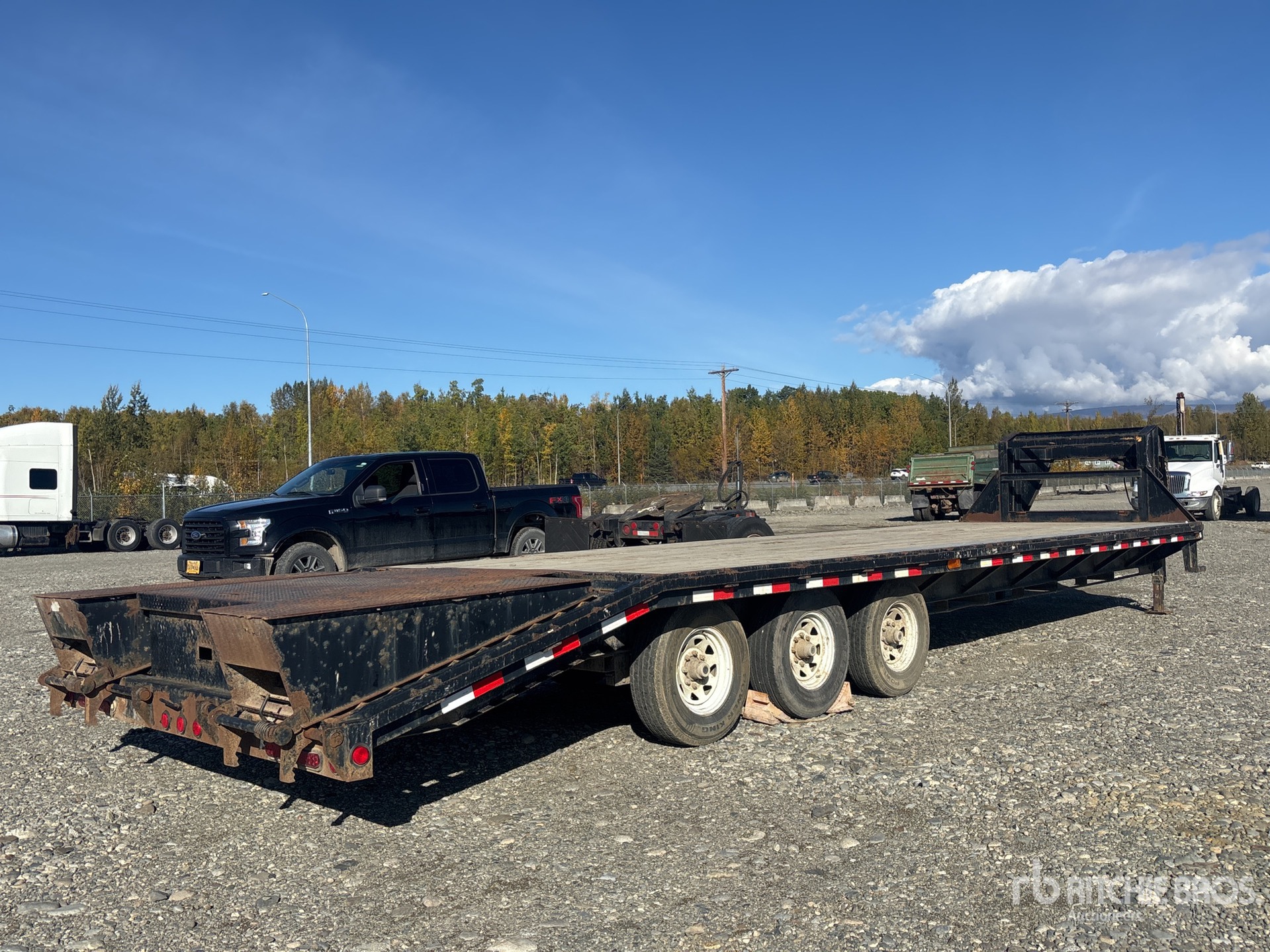2009 Pj Trailers 29 ft Tri/A Gooseneck