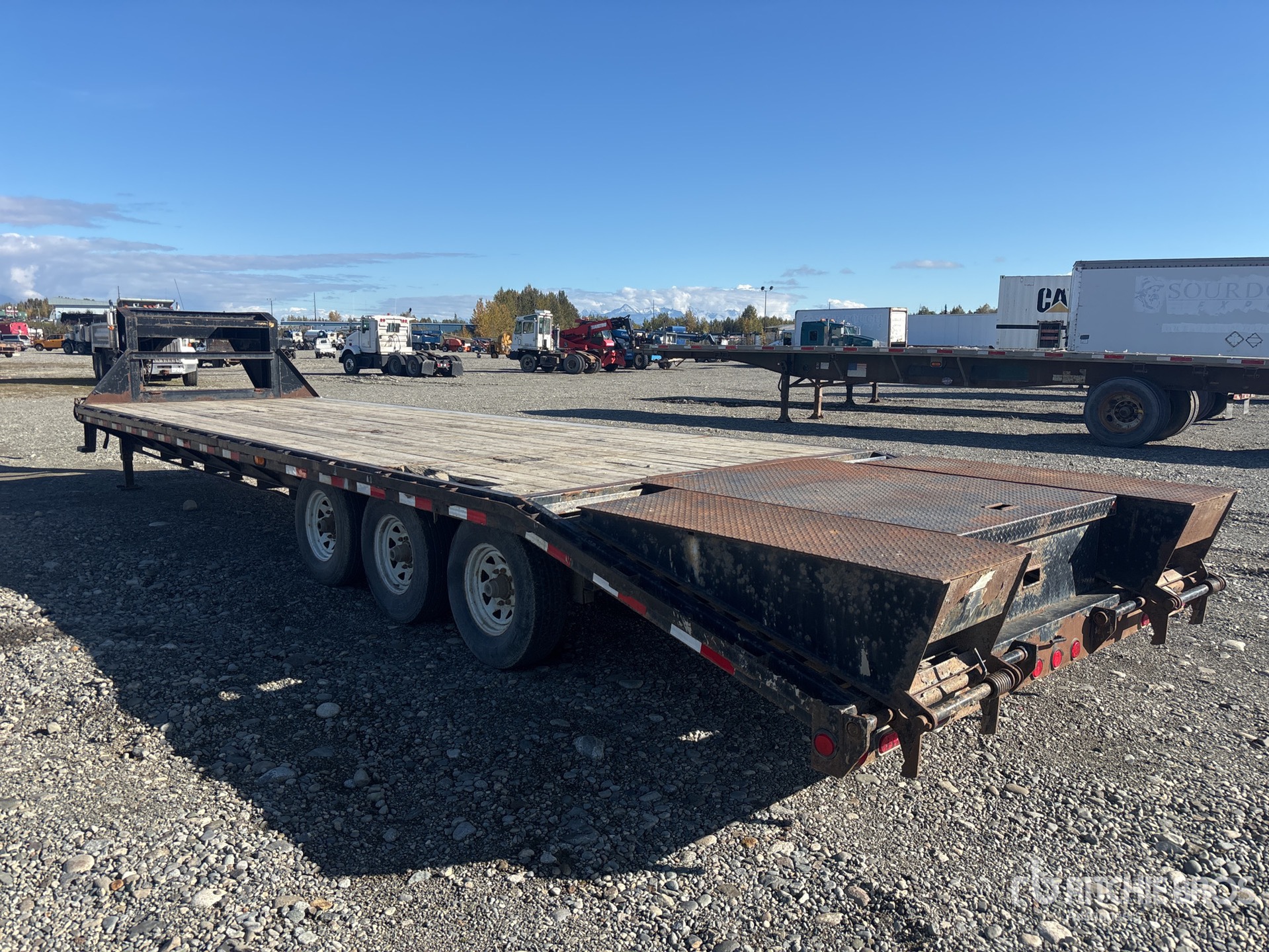 2009 Pj Trailers 29 ft Tri/A Gooseneck