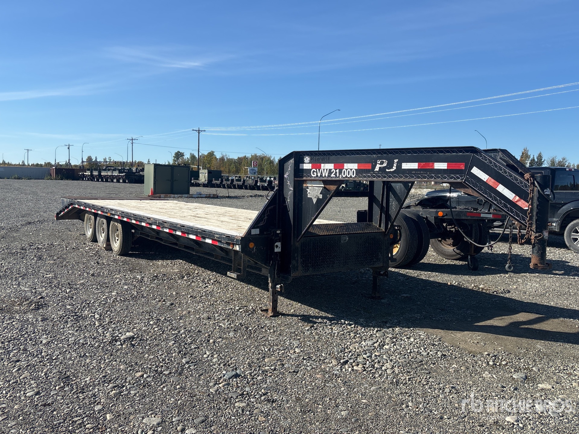 2009 Pj Trailers 29 ft Tri/A Gooseneck