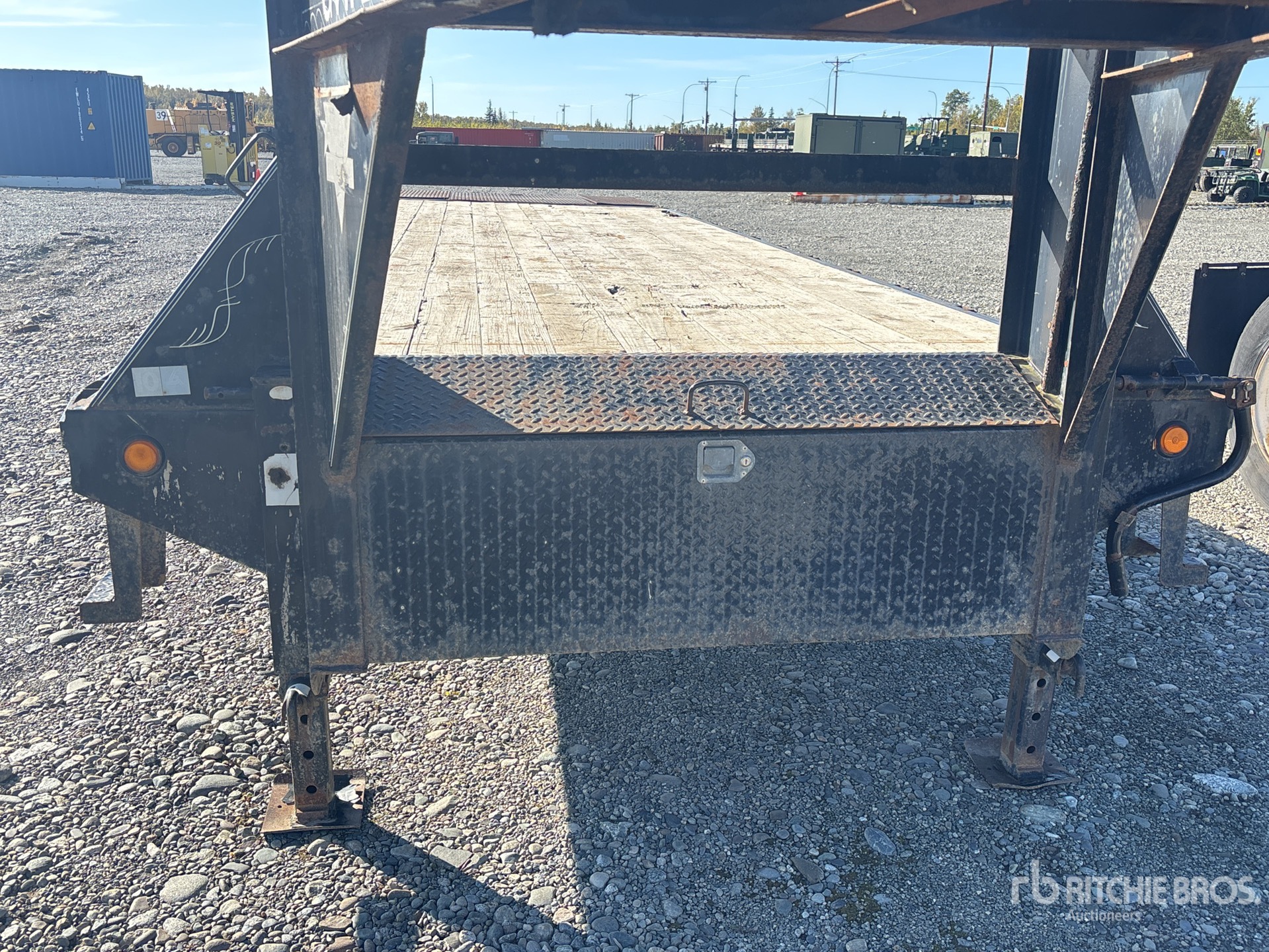 2009 Pj Trailers 29 ft Tri/A Gooseneck
