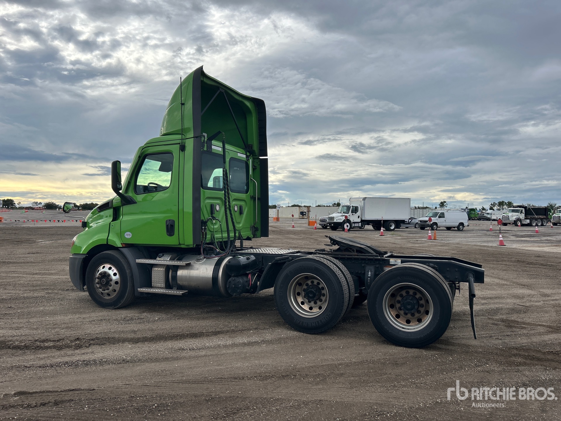 2021 Freightliner CASCADIA 113