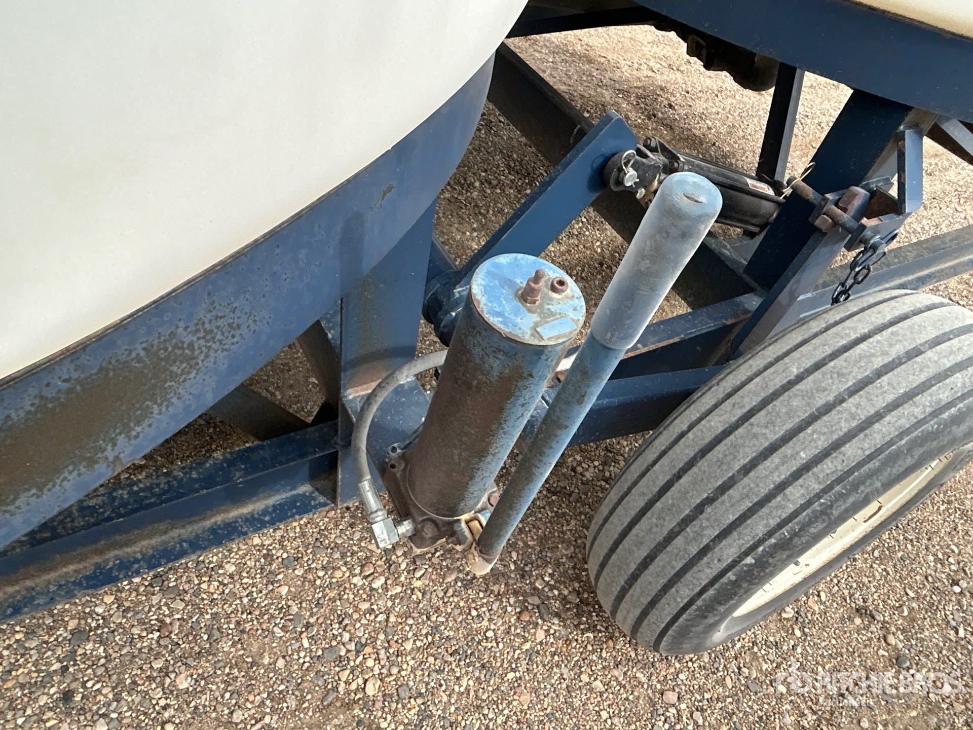 Free Form 6000 GAL TOW-BEHIND S/A