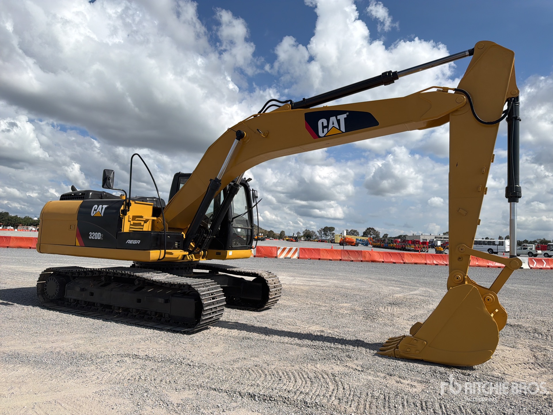 2013 Caterpillar 320D2