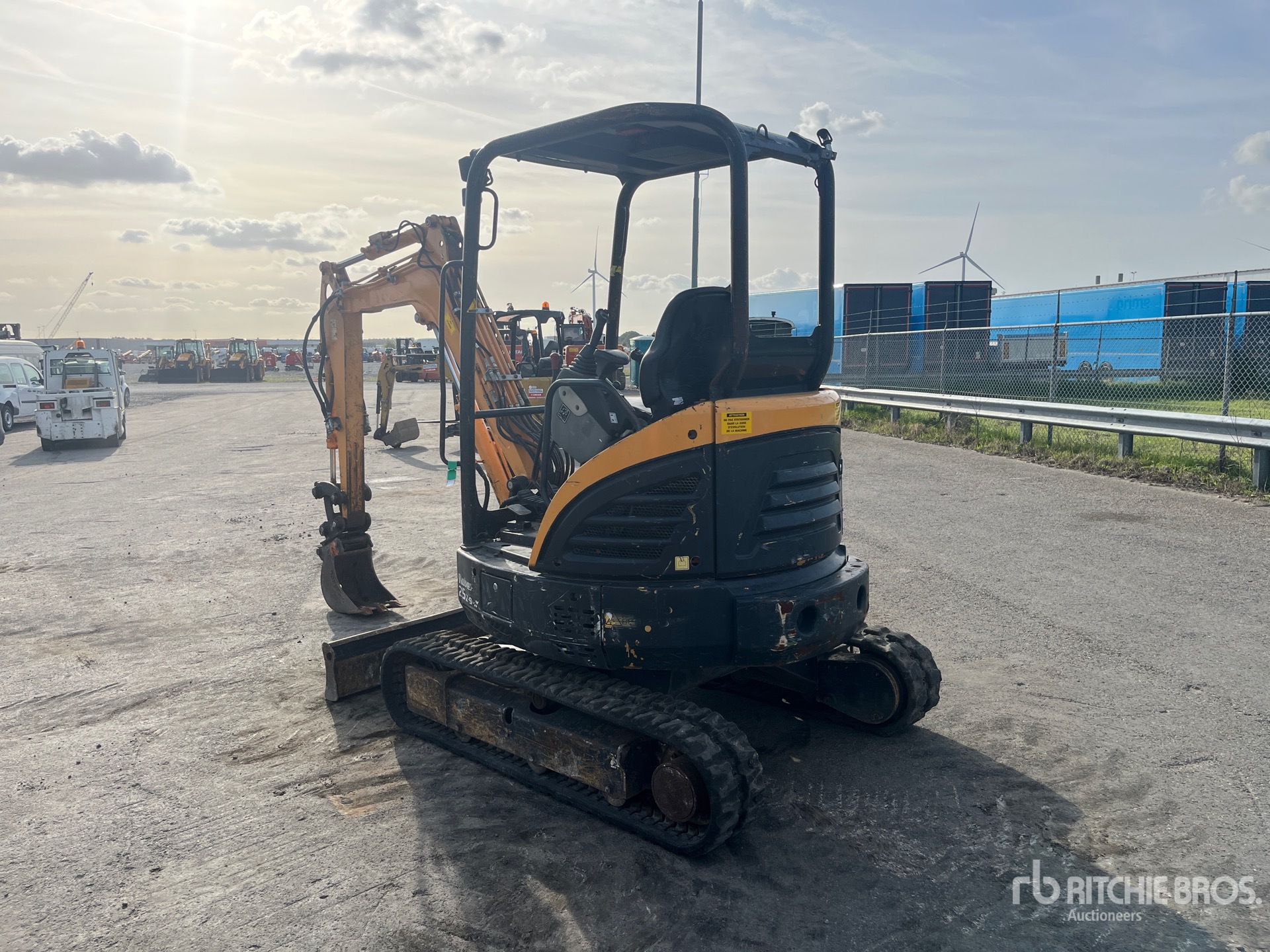 2018 Hyundai ROBEX25Z-9AK