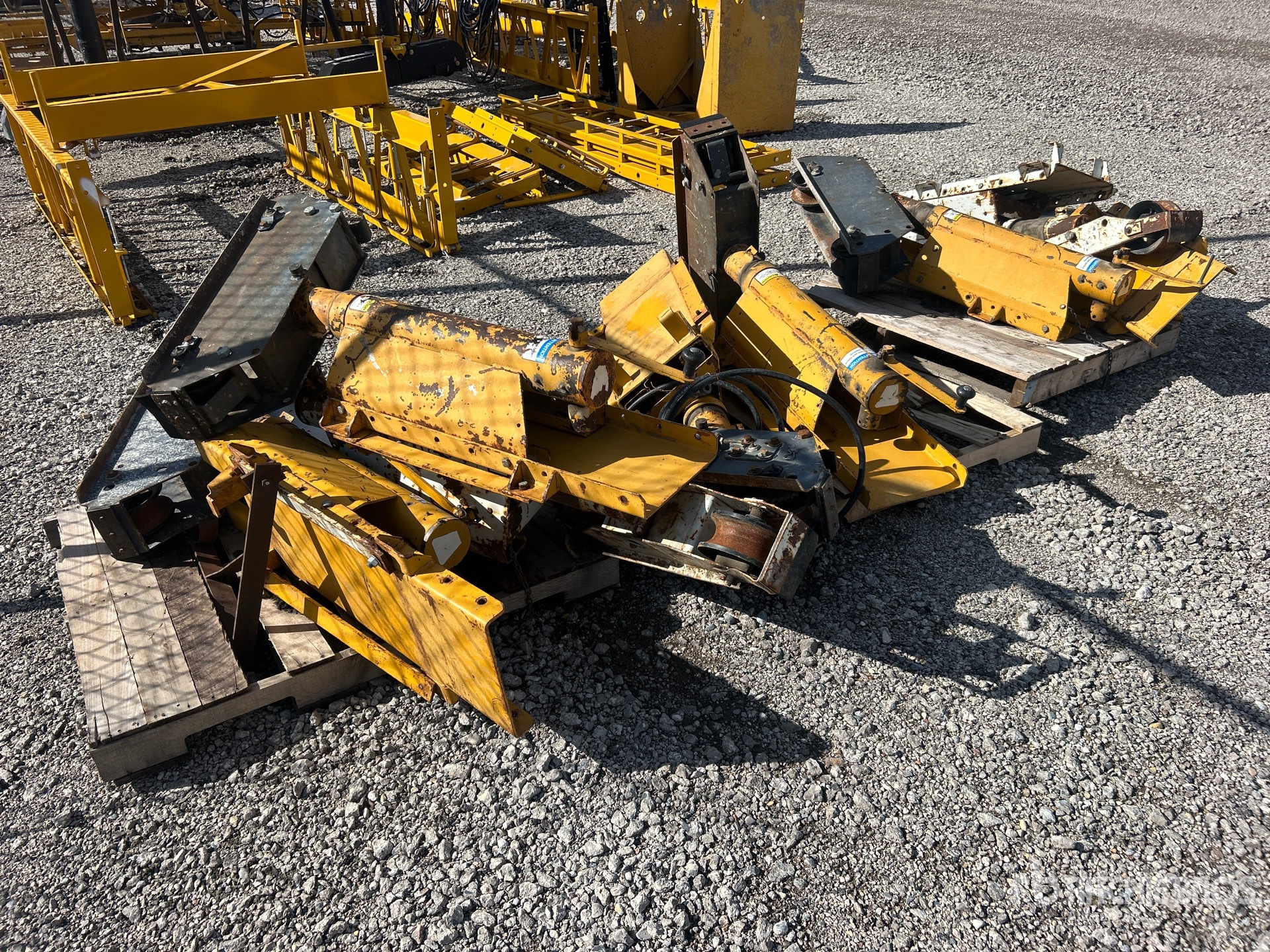Gomaco QUANTITY OF BRIDGE DECK LEGS