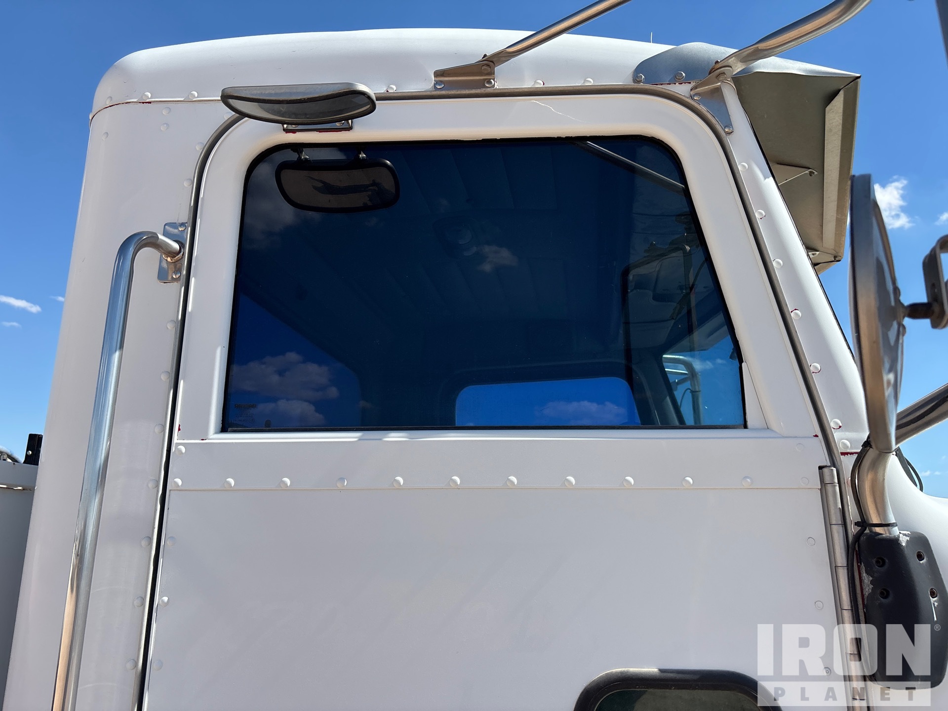 2007 Peterbilt 330