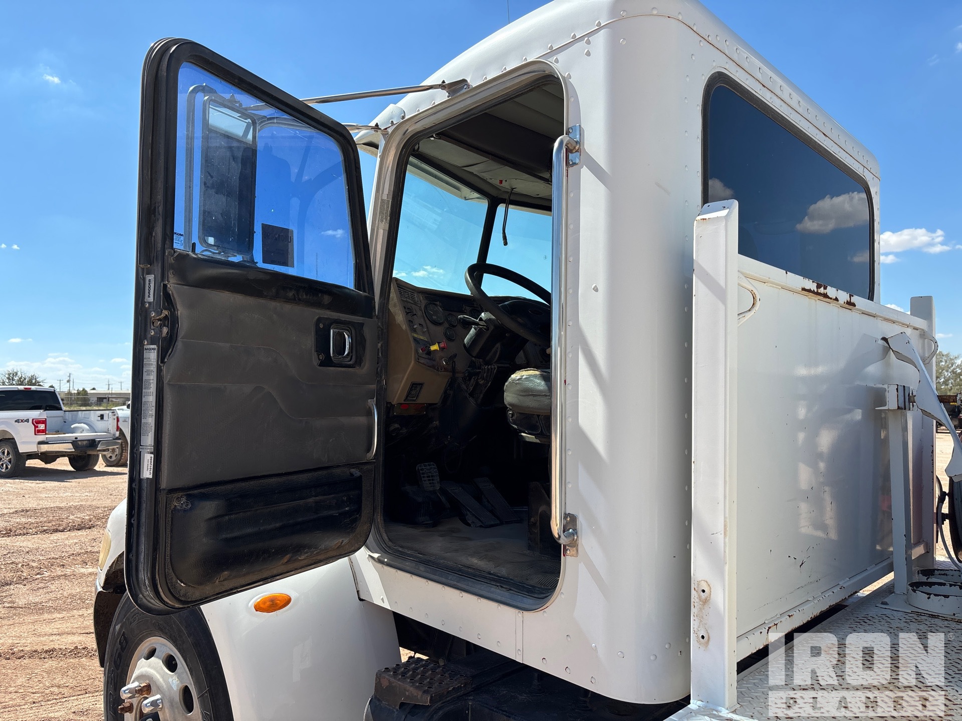 2007 Peterbilt 330