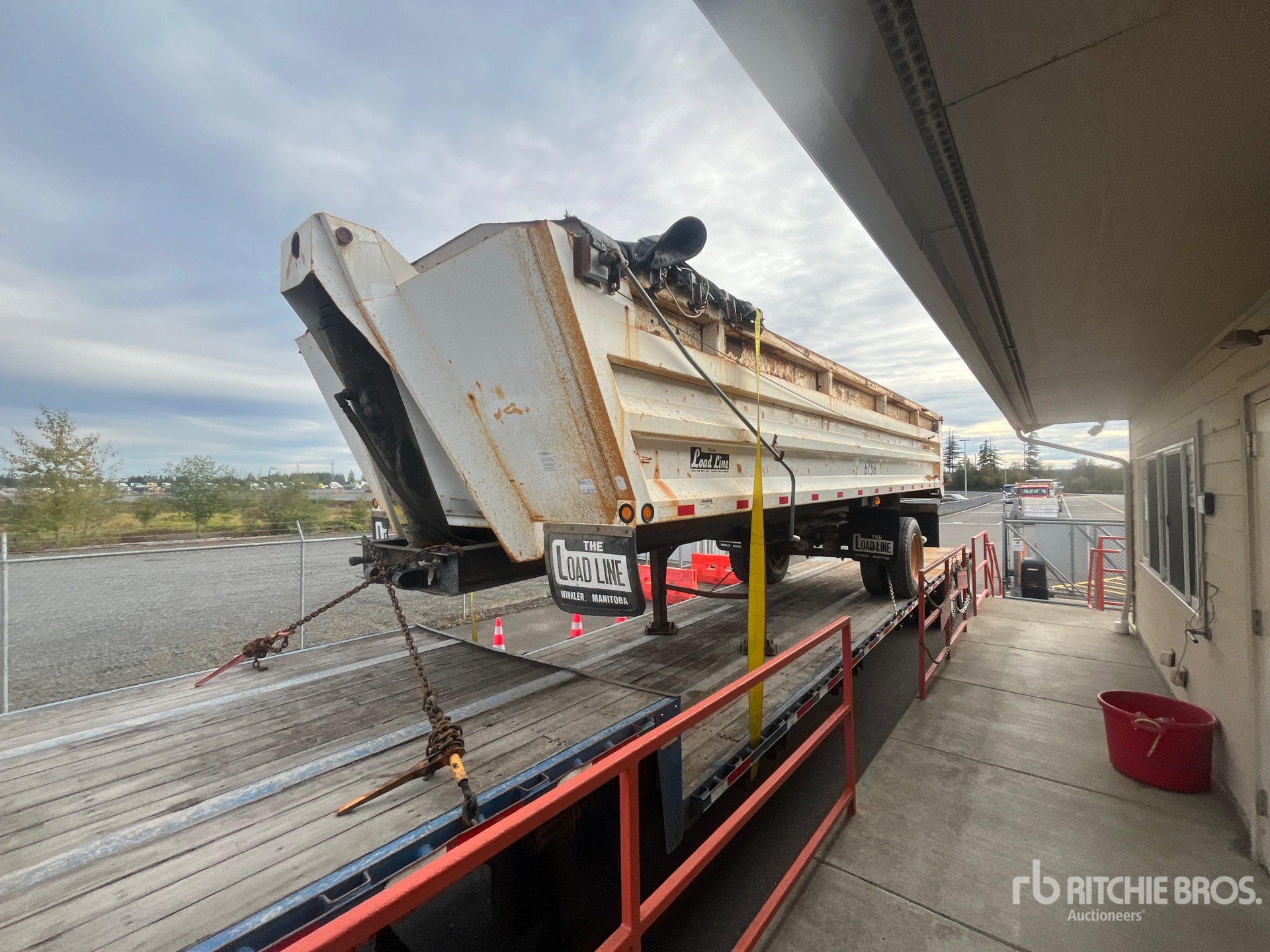 2005 Load Line 27 FT T/A (INOPERABLE)