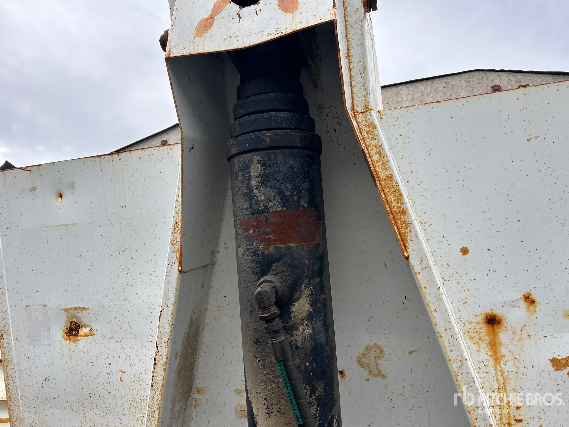 2005 Load Line 27 FT T/A (INOPERABLE)
