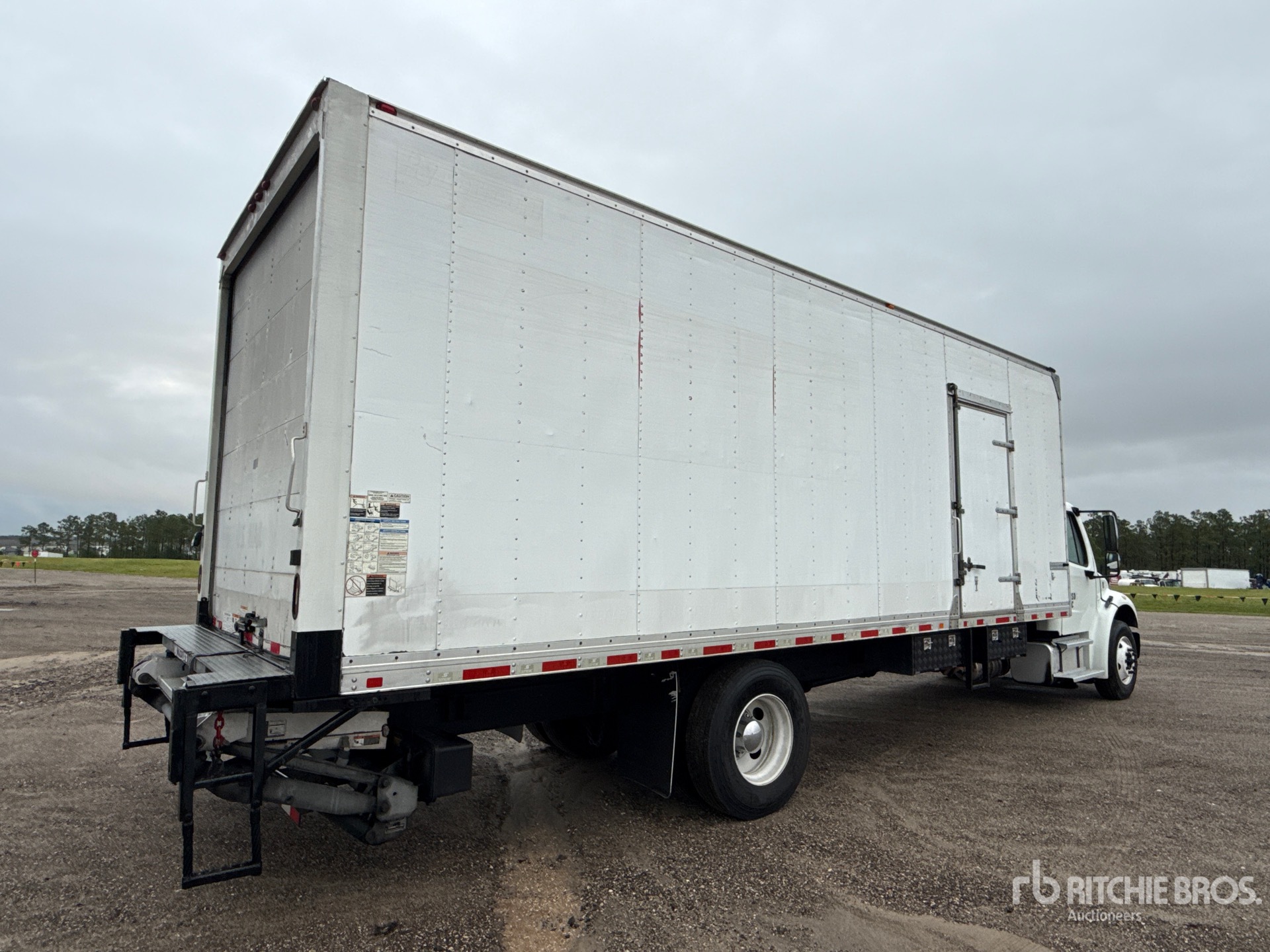 2019 Freightliner M2106