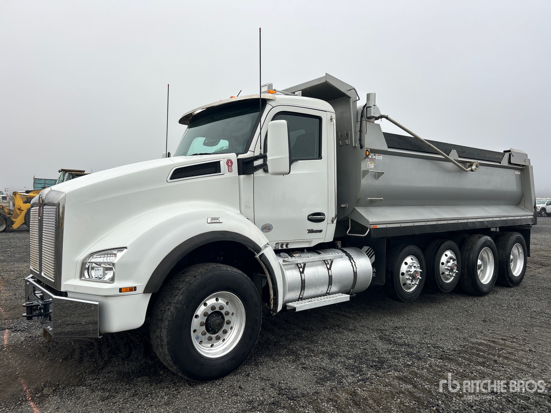 Photo of 2024 Kenworth T880