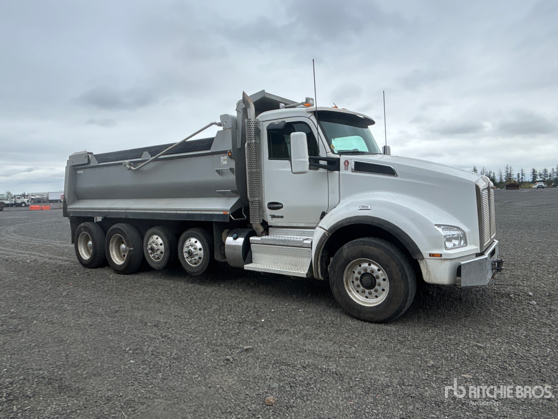 2024 Kenworth T880