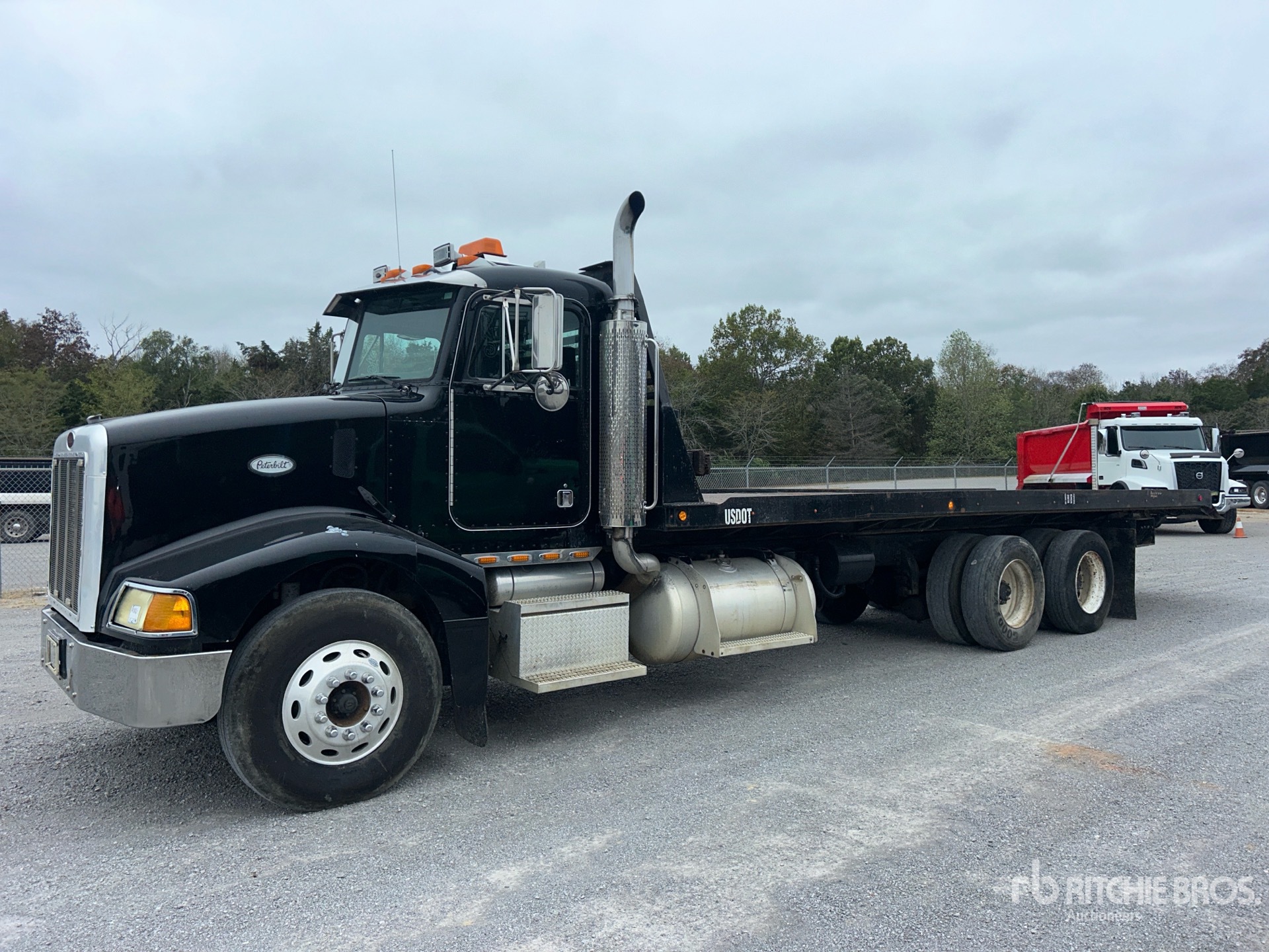 Photo of 1999 Peterbilt 385