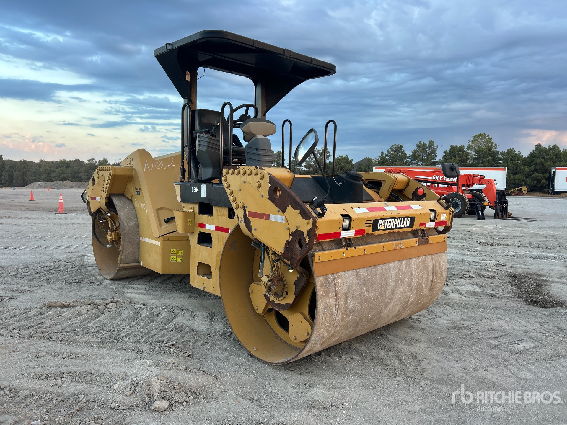 2012 Caterpillar CB64