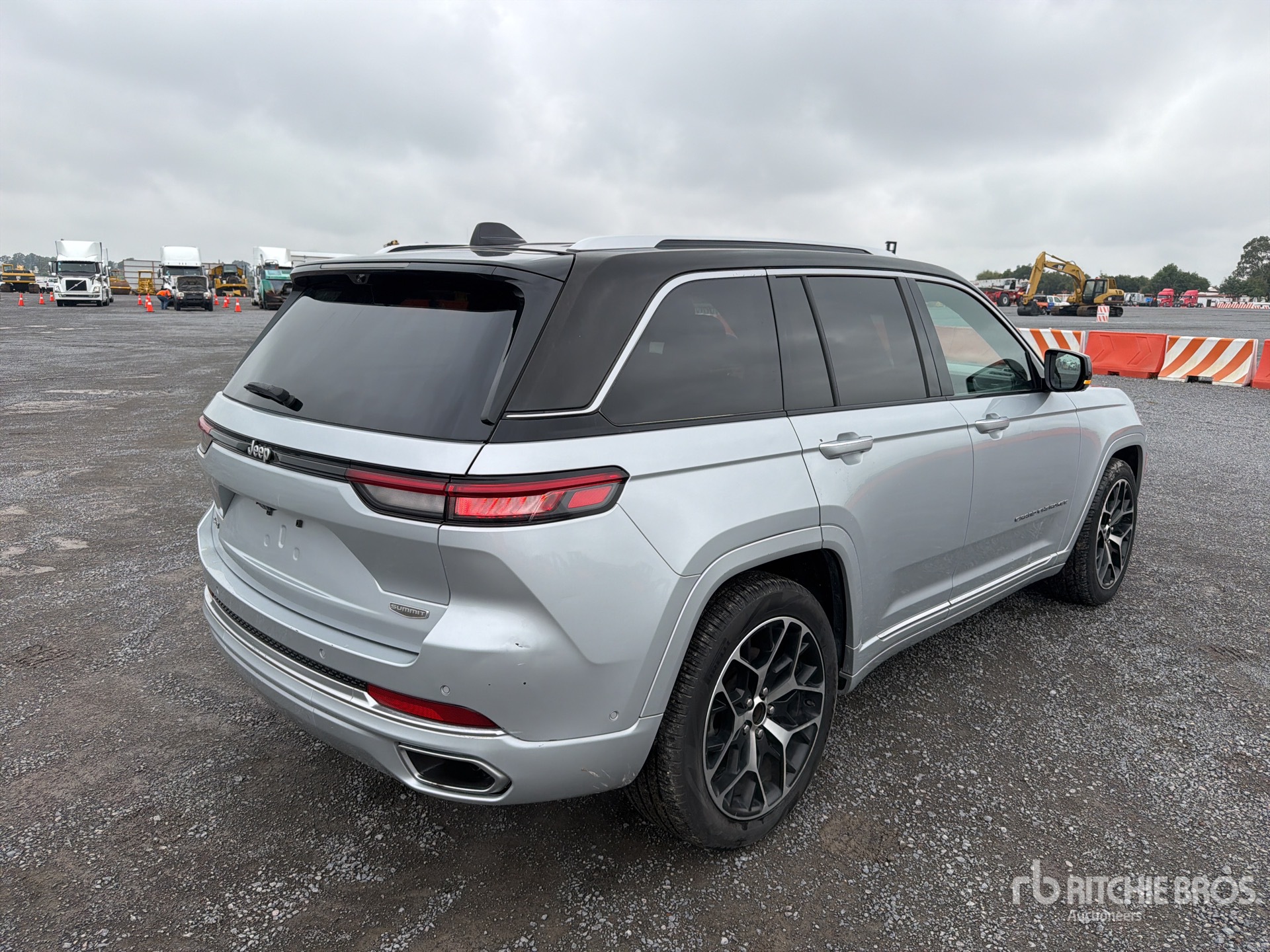 2023 Jeep GRAND CHEROKEE